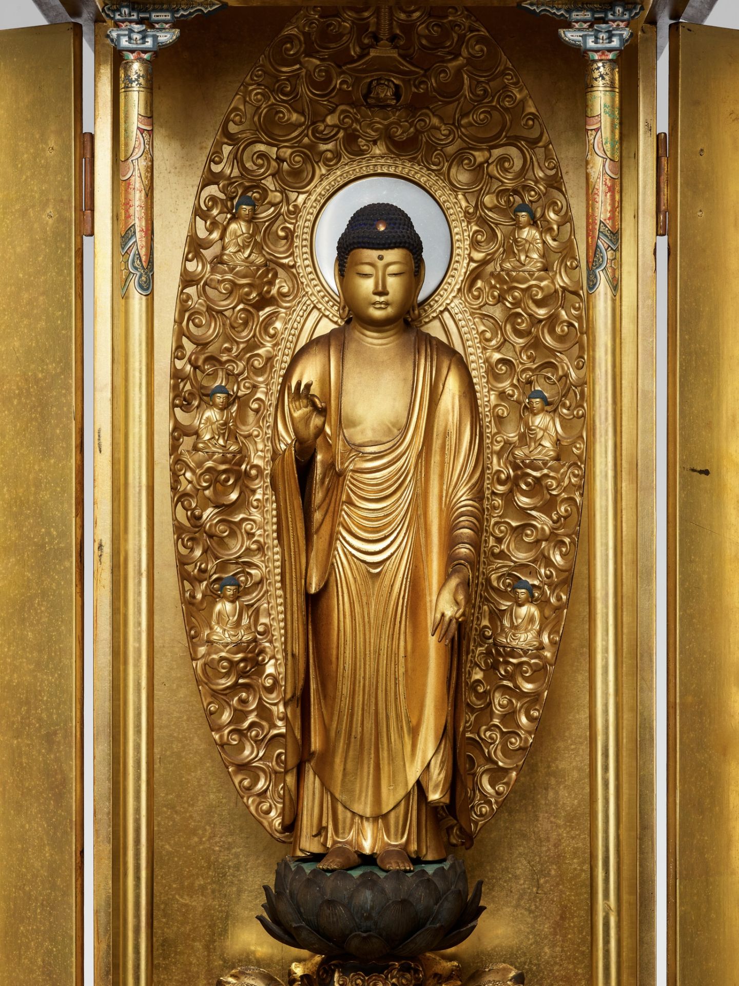 AN IMPRESSIVE LARGE LACQUERED WOOD ZUSHI CONTAINING A GILT WOOD FIGURE OF AMIDA NYORAI - Bild 8 aus 14