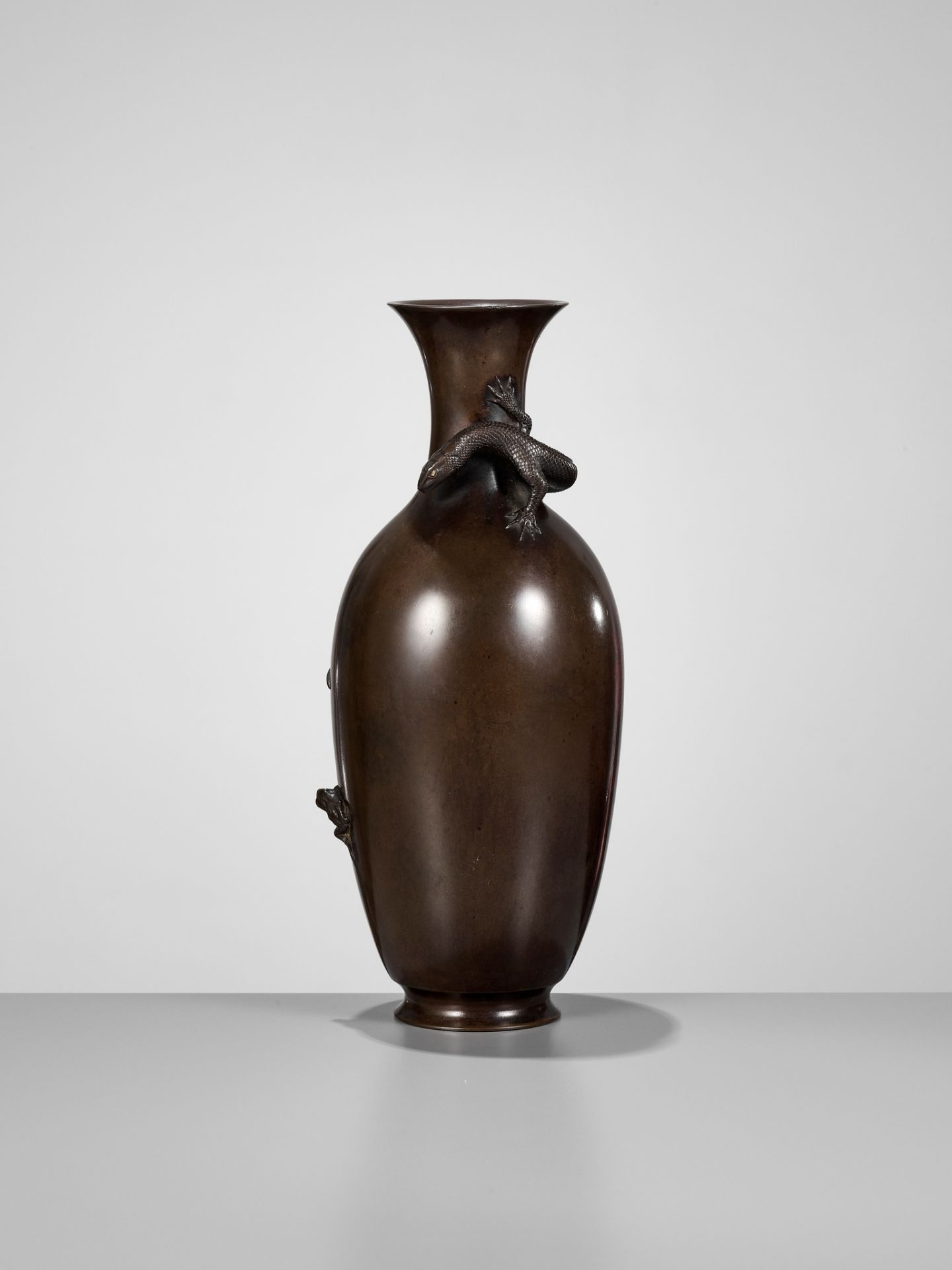 AKICHIKA: A FINE BRONZE VASE WITH LIZARD PREYING ON A FROG - Image 6 of 13