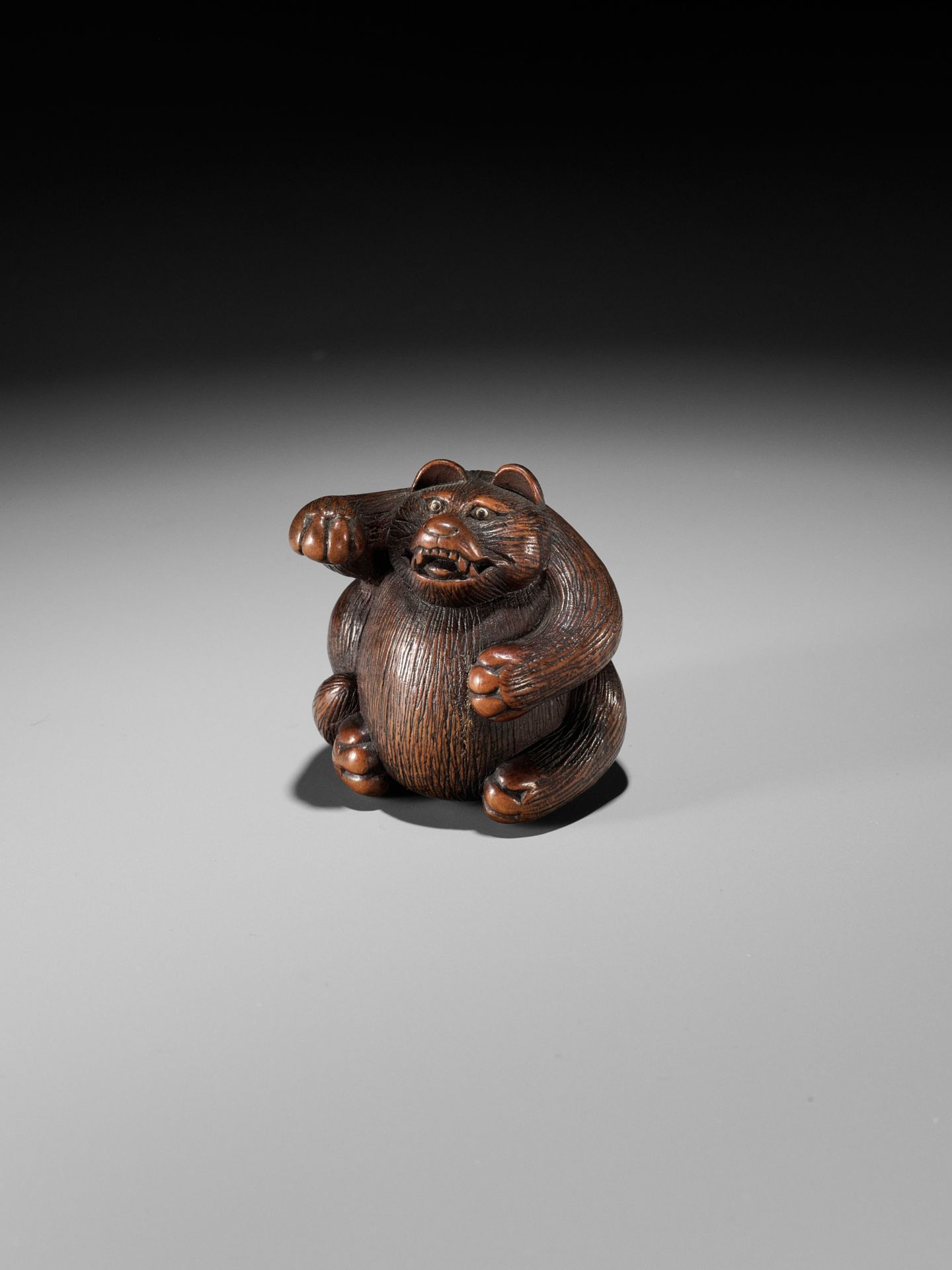 MINKO: A WOOD NETSUKE OF TANUKI HARA NO TSUZUMI - Bild 9 aus 11