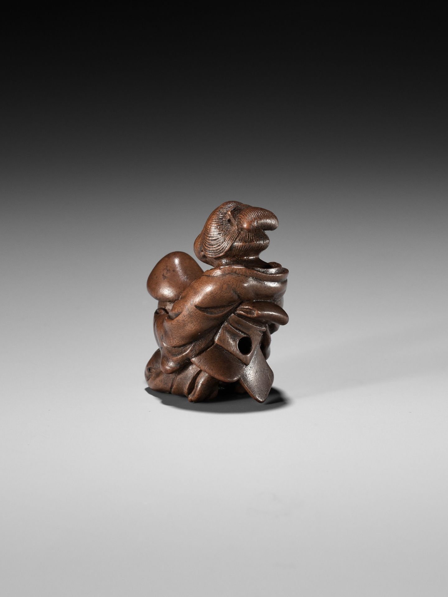 A FINE NAGOYA SCHOOL SHUNGA WOOD NETSUKE OF OKAME CRADLING A HUGE MUSHROOM - Bild 4 aus 9