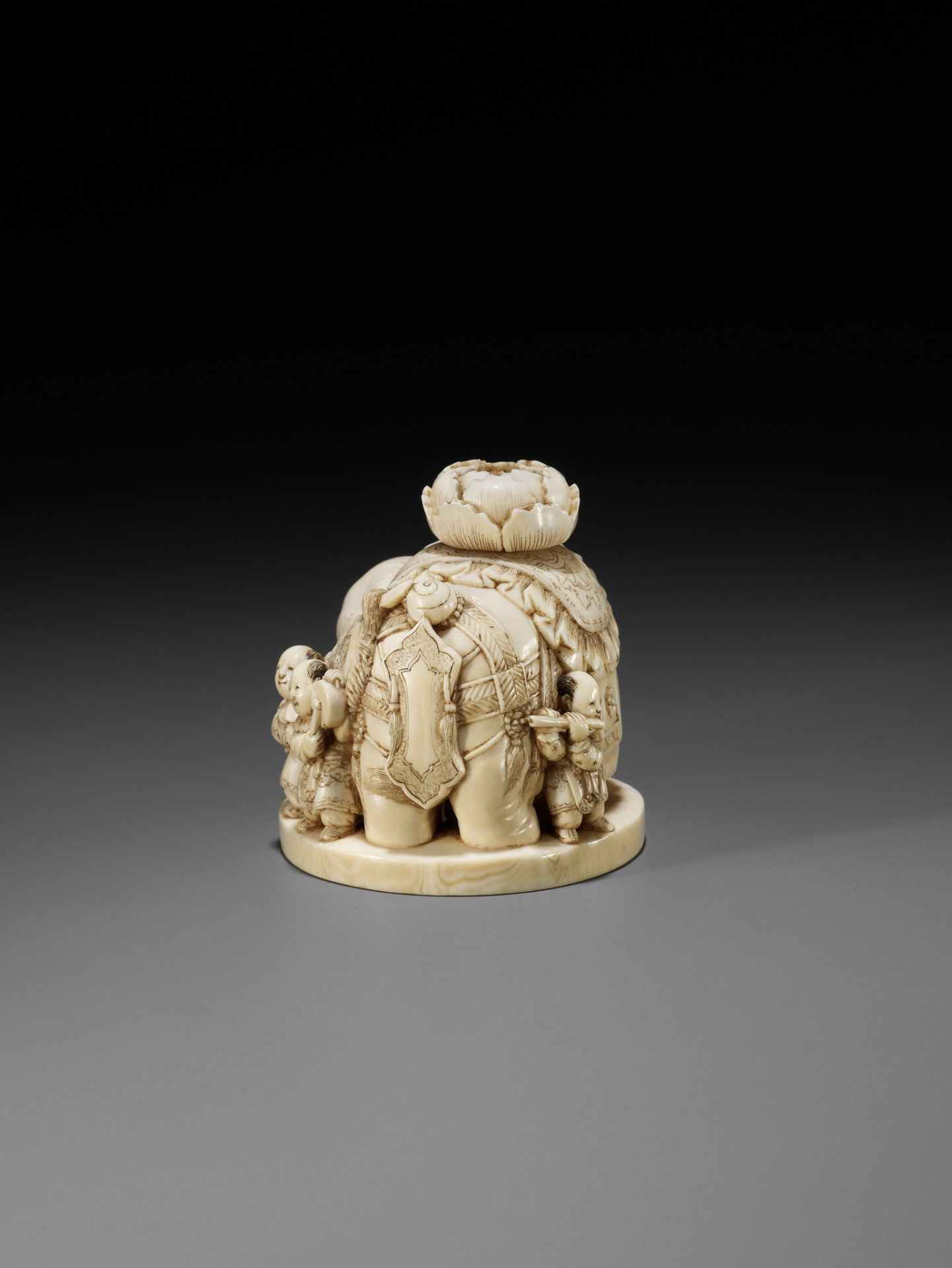 CHIKUYOSAI TOMOCHIKA: A LARGE IVORY OKIMONO NETSUKE OF AN ELEPHANT WITH A GROUP OF KARAKO - Bild 8 aus 14