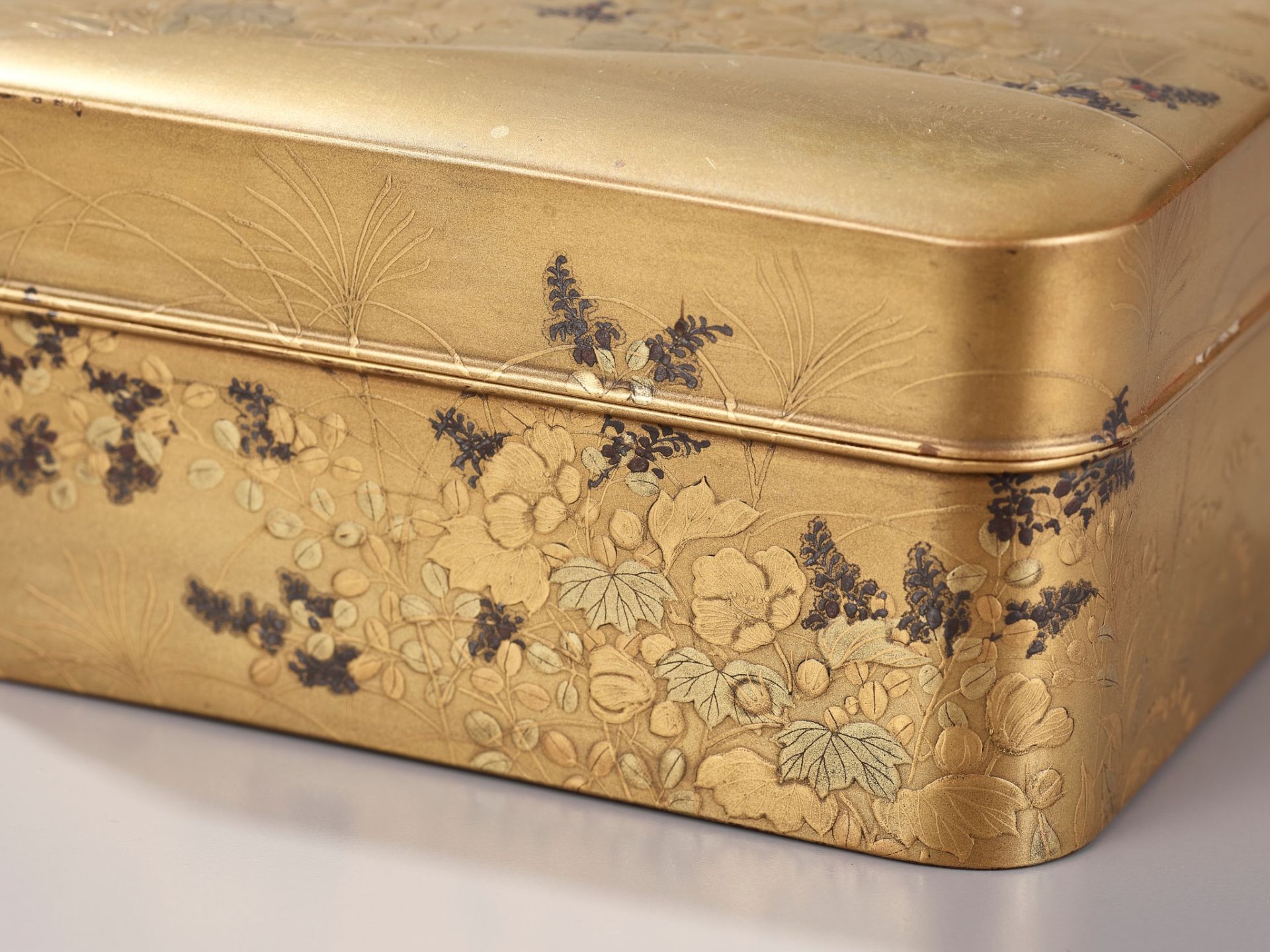 A LACQUER KOBAKO (SMALL BOX) AND COVER WITH AUTUMN FLOWERS - Image 5 of 10