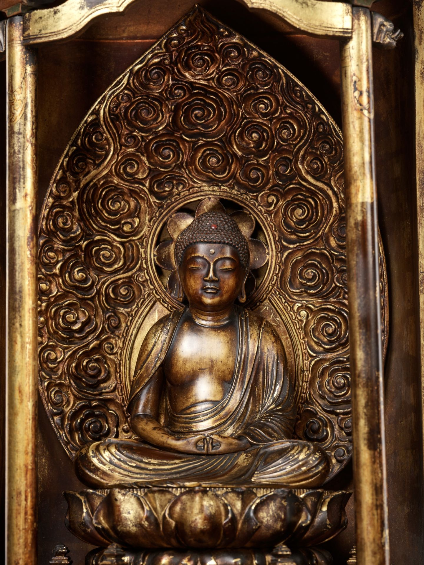 A SUPERB AND LARGE LACQUERED WOOD ZUSHI CONTAINING A GILT WOOD FIGURE OF AMIDA NYORAI - Image 8 of 13