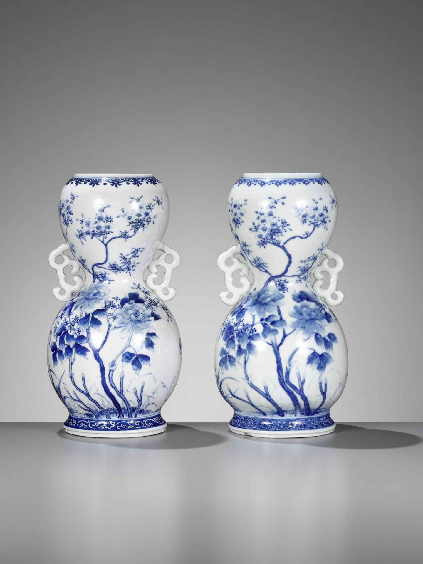 A PAIR OF BLUE AND WHITE ARITA PORCELAIN VASES - Image 3 of 8