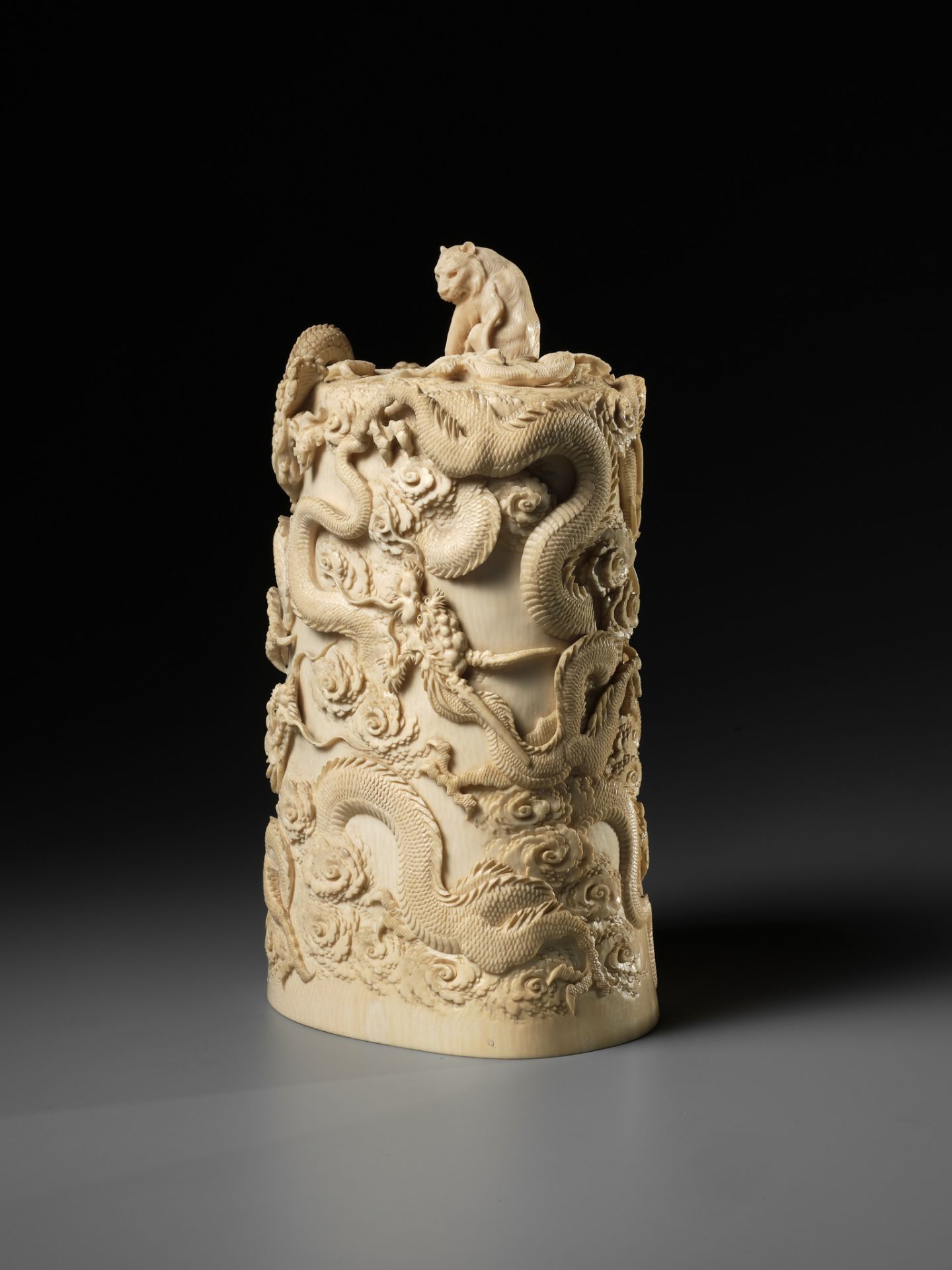 A SUPERB AND LARGE IVORY TUSK BOX AND COVER DEPICTING A TIGER AND DRAGONS - Image 5 of 13