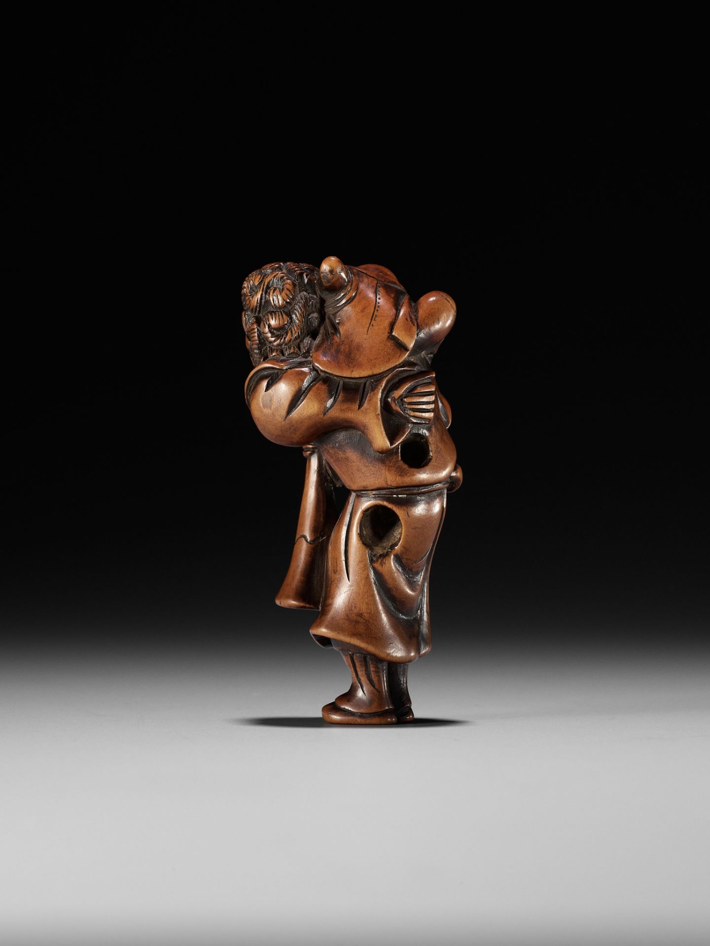 A WOOD NETSUKE OF A DUTCHMAN WITH CHILD - Image 6 of 10