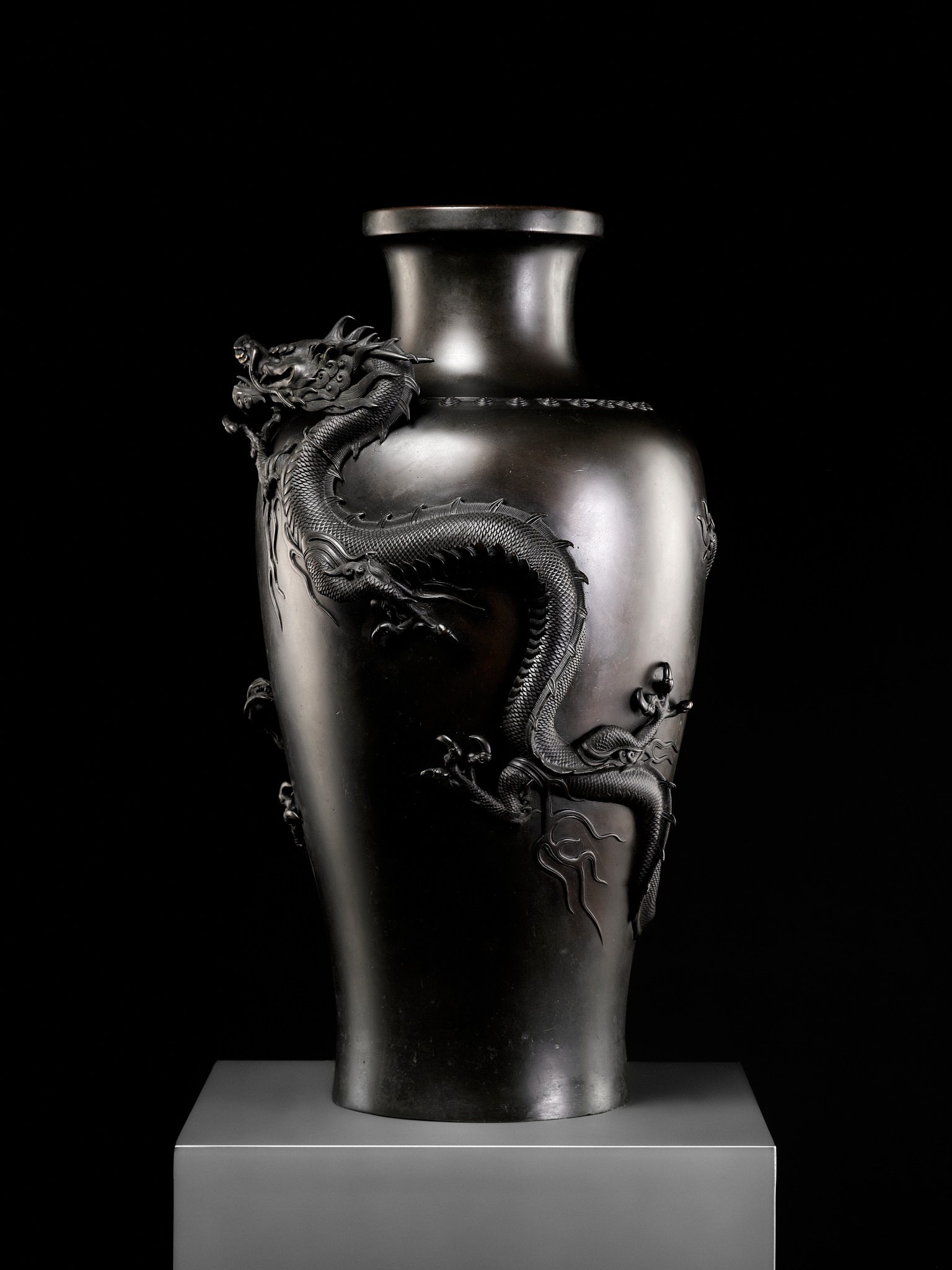 A MASSIVE BRONZE VASE WITH DRAGONS - Image 7 of 12