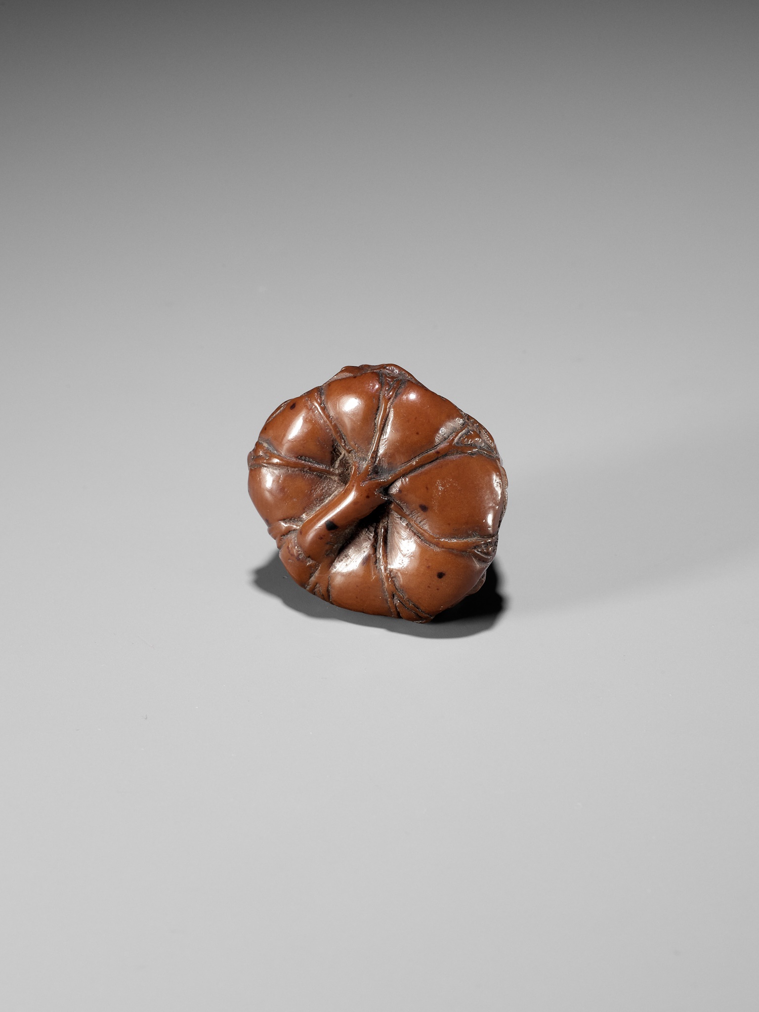 A RARE NUT NETSUKE OF FIVE FROGS ON A LOTUS LEAF, ATTRIBUTED TO SEIMIN - Image 2 of 9