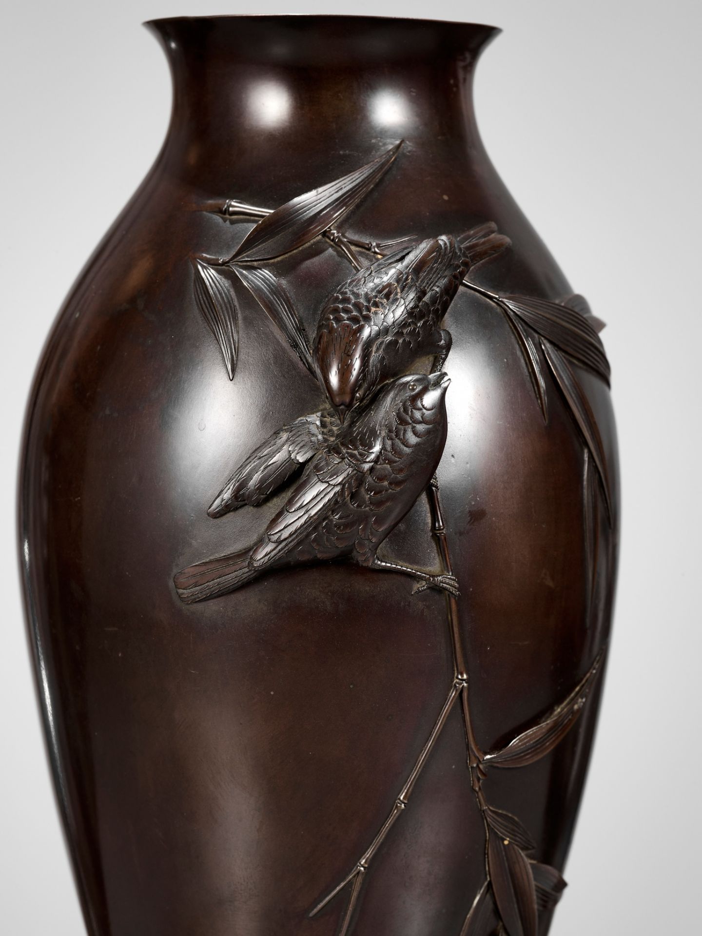 A FINE BRONZE VASE DEPICTING SPARROWS AND BAMBOO - Image 7 of 10