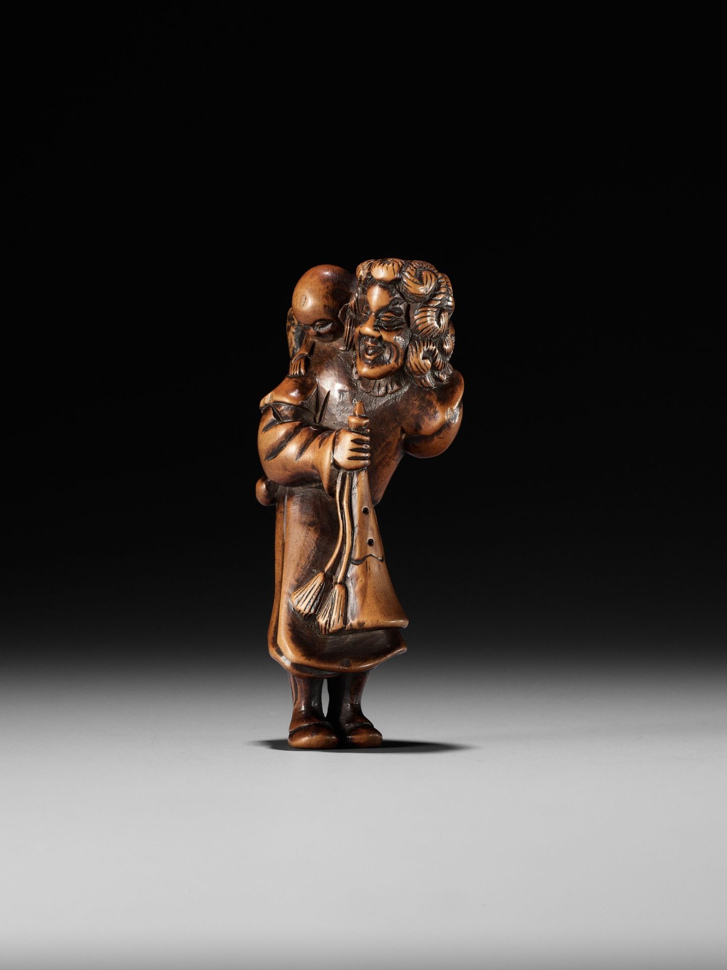 A WOOD NETSUKE OF A DUTCHMAN WITH CHILD - Image 3 of 10