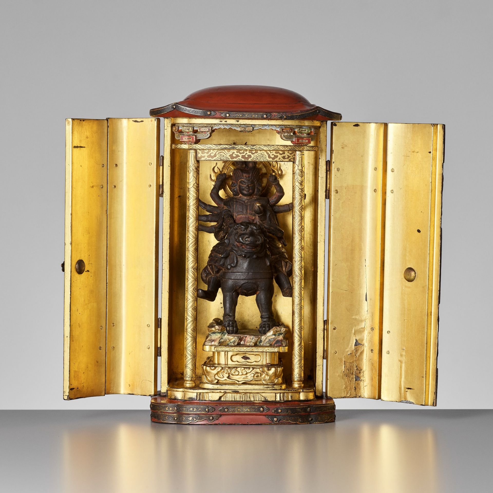 A GILT AND LACQUERED WOOD ZUSHI CONTAINING A LACQUERED WOOD FIGURE OF TOBATSU BISHAMONTEN - Bild 2 aus 13