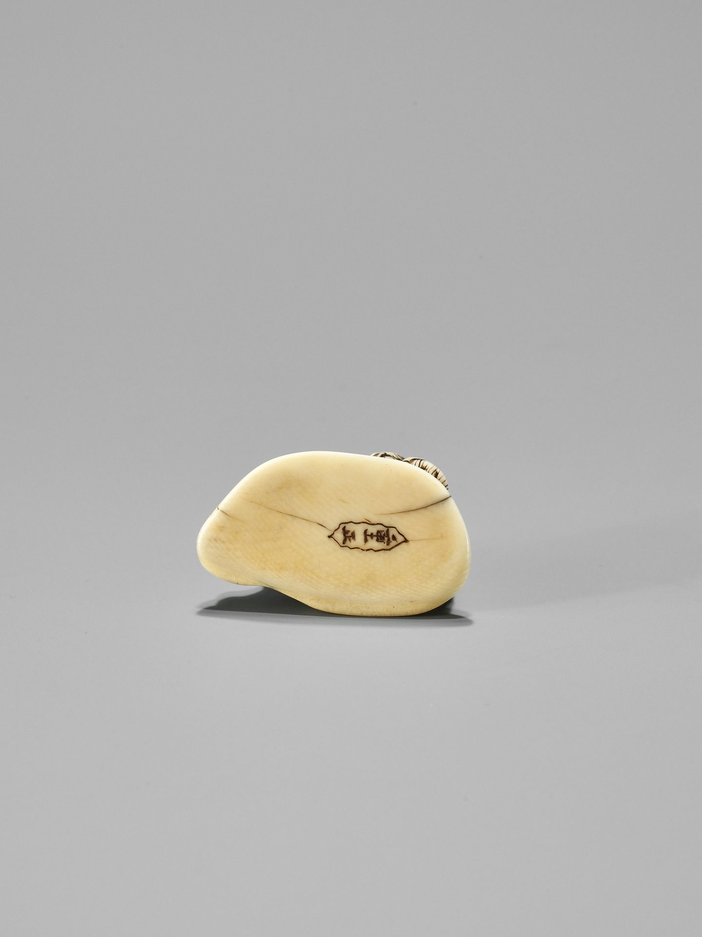 SHIGEMASA: AN AMUSING OSAKA SCHOOL SHUNGA IVORY NETSUKE OF OKAME WITH MUSHROOM - Image 10 of 12