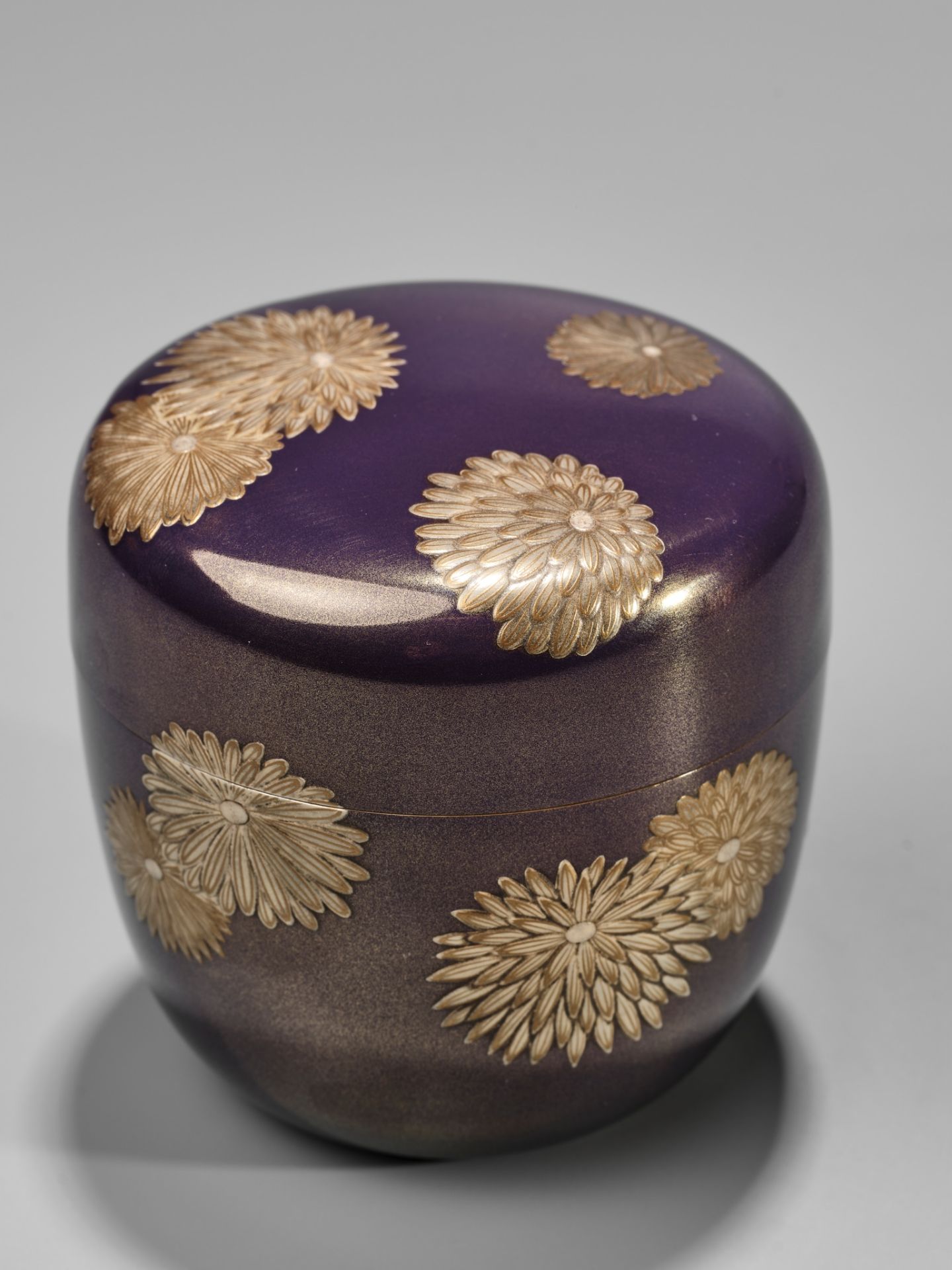 TAKESHI: A LACQUER NATSUME (TEA CADDY) WITH CHRYSANTHEMUM - Image 2 of 9