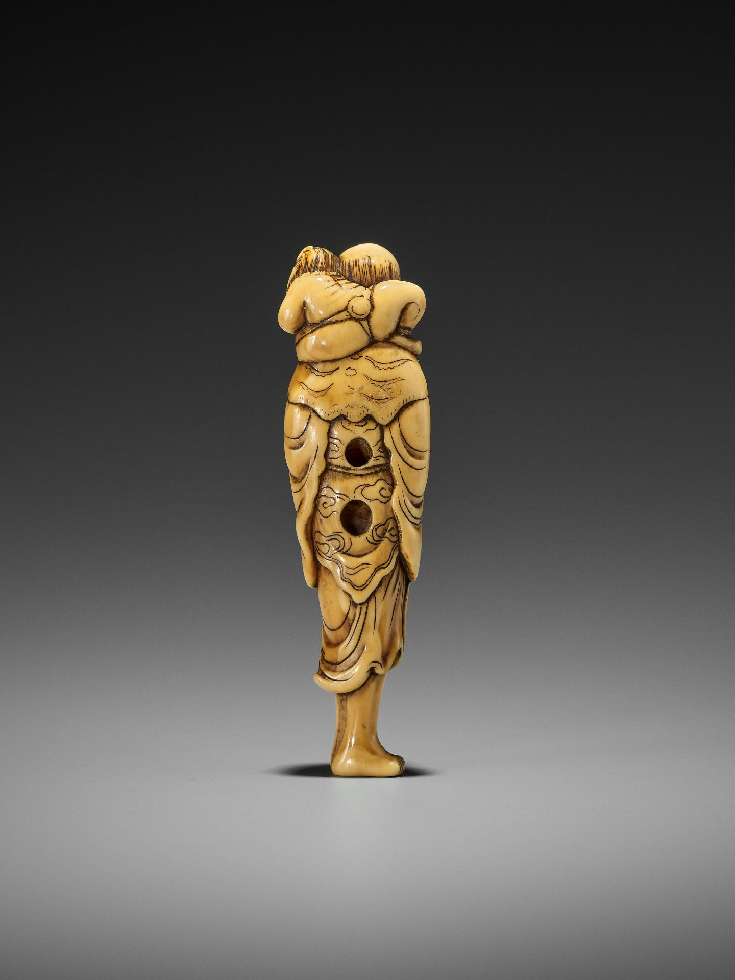 A RARE IVORY NETSUKE OF A SENNIN WITH ONI - Image 3 of 9