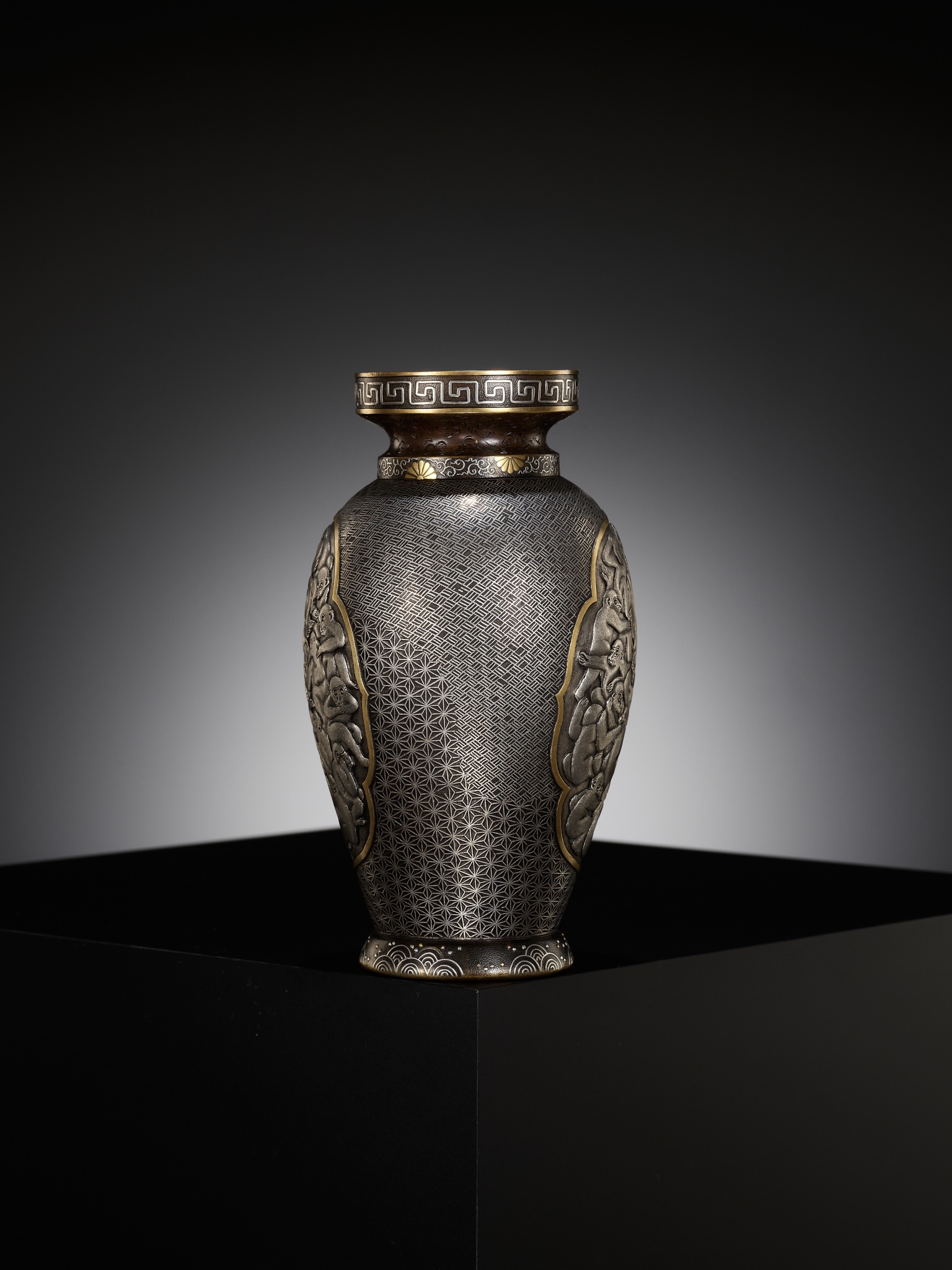 A SUPERB KOMAI-STYLE GOLD AND SILVER INLAID BRONZE VASE WITH MONKEYS - Image 5 of 11