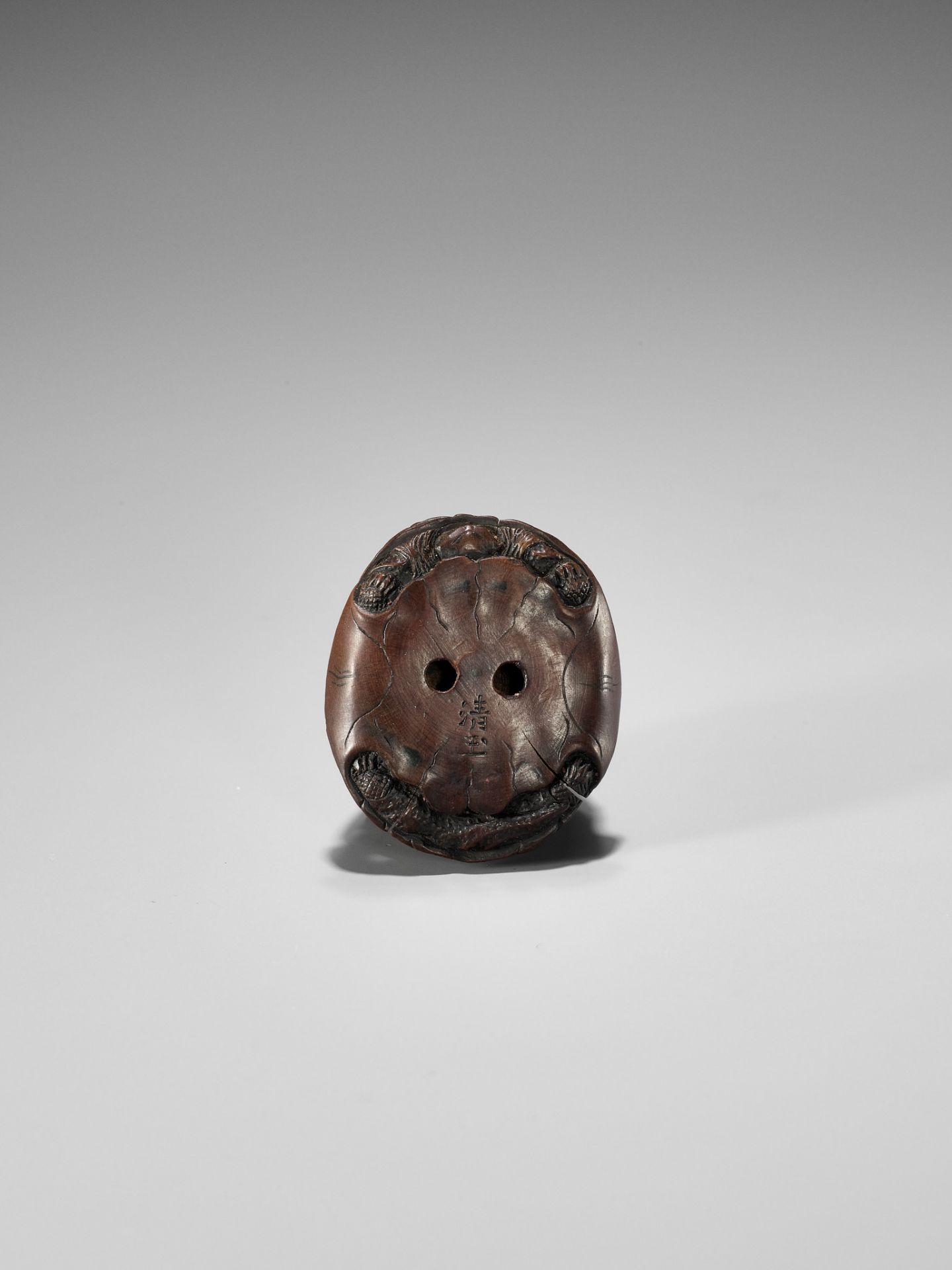 SEIGYOKU: A WOOD NETSUKE OF THREE TURTLES IN A PYRAMID - Image 2 of 11