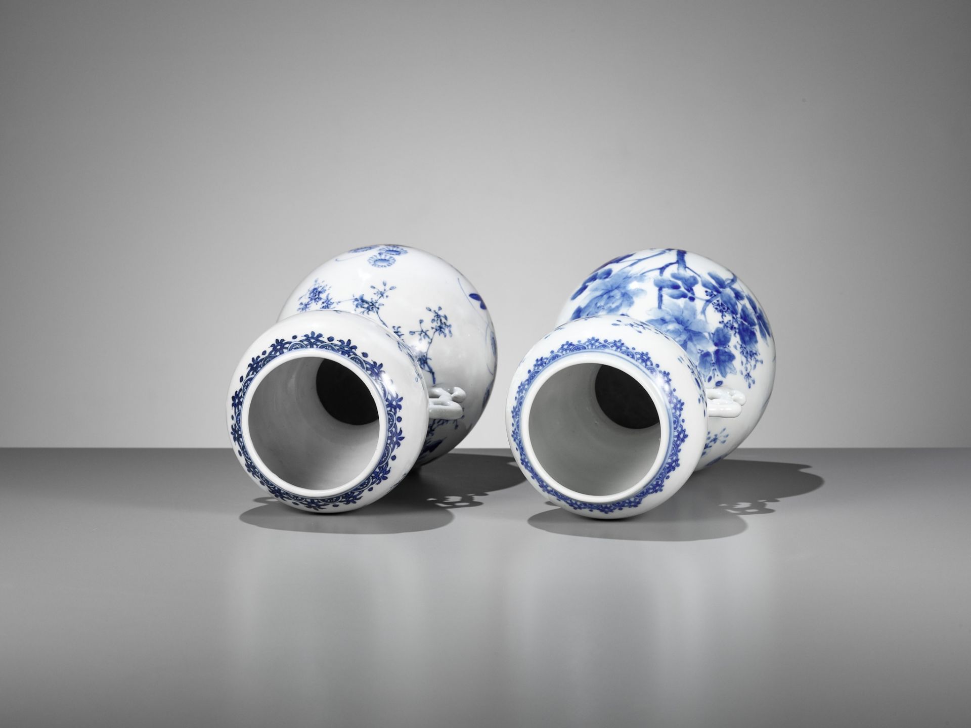 A PAIR OF BLUE AND WHITE ARITA PORCELAIN VASES - Image 7 of 8