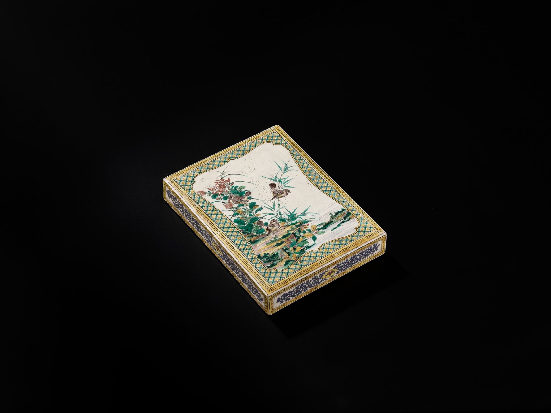 A VERY RARE KO-KUTANI STYLE PORCELAIN SUZURIBAKO (WRITING BOX) - Bild 9 aus 12