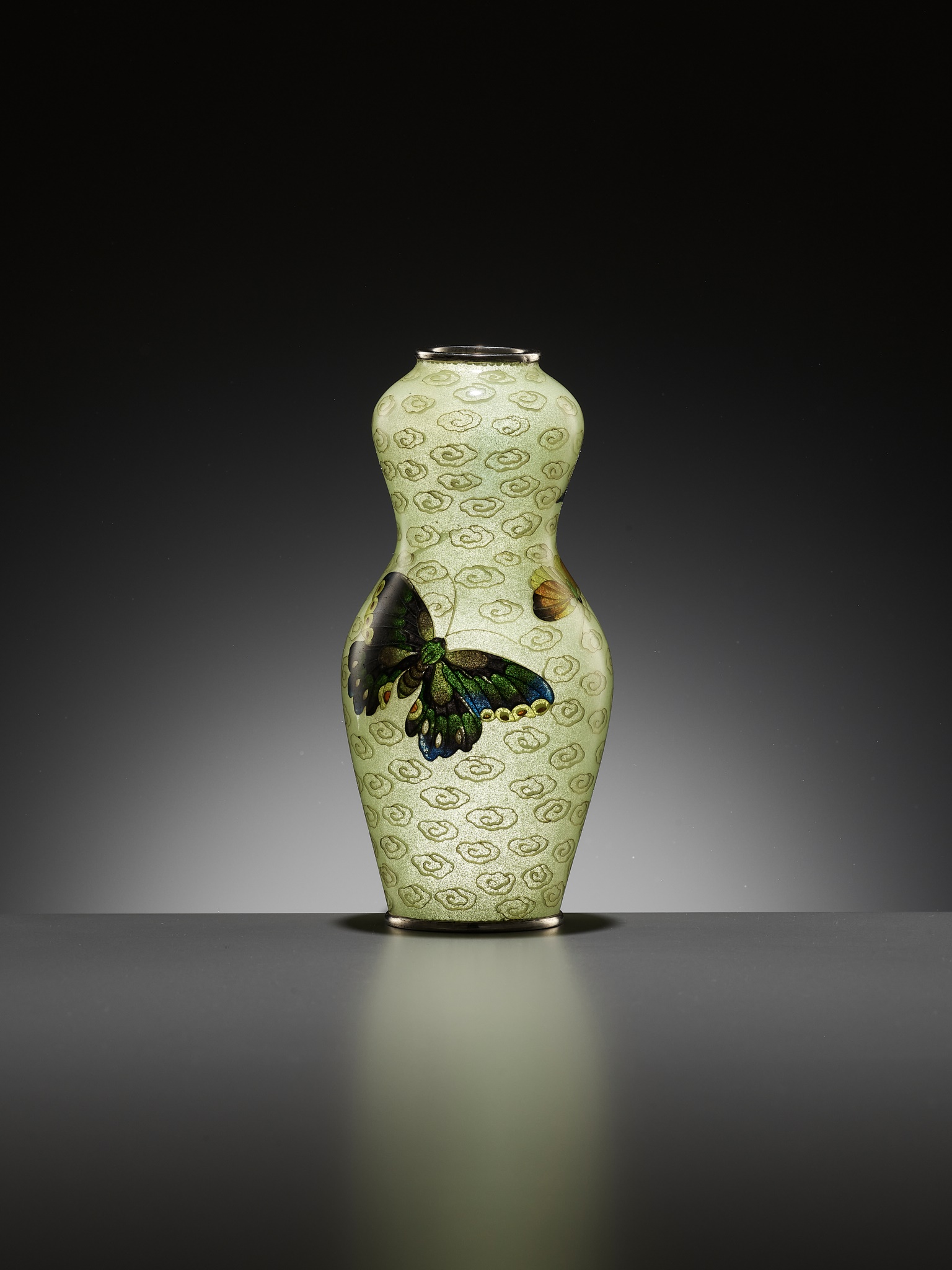 A FINE PLIQUE-Ã€-JOUR VASE WITH BUTTERFLIES - Image 4 of 18