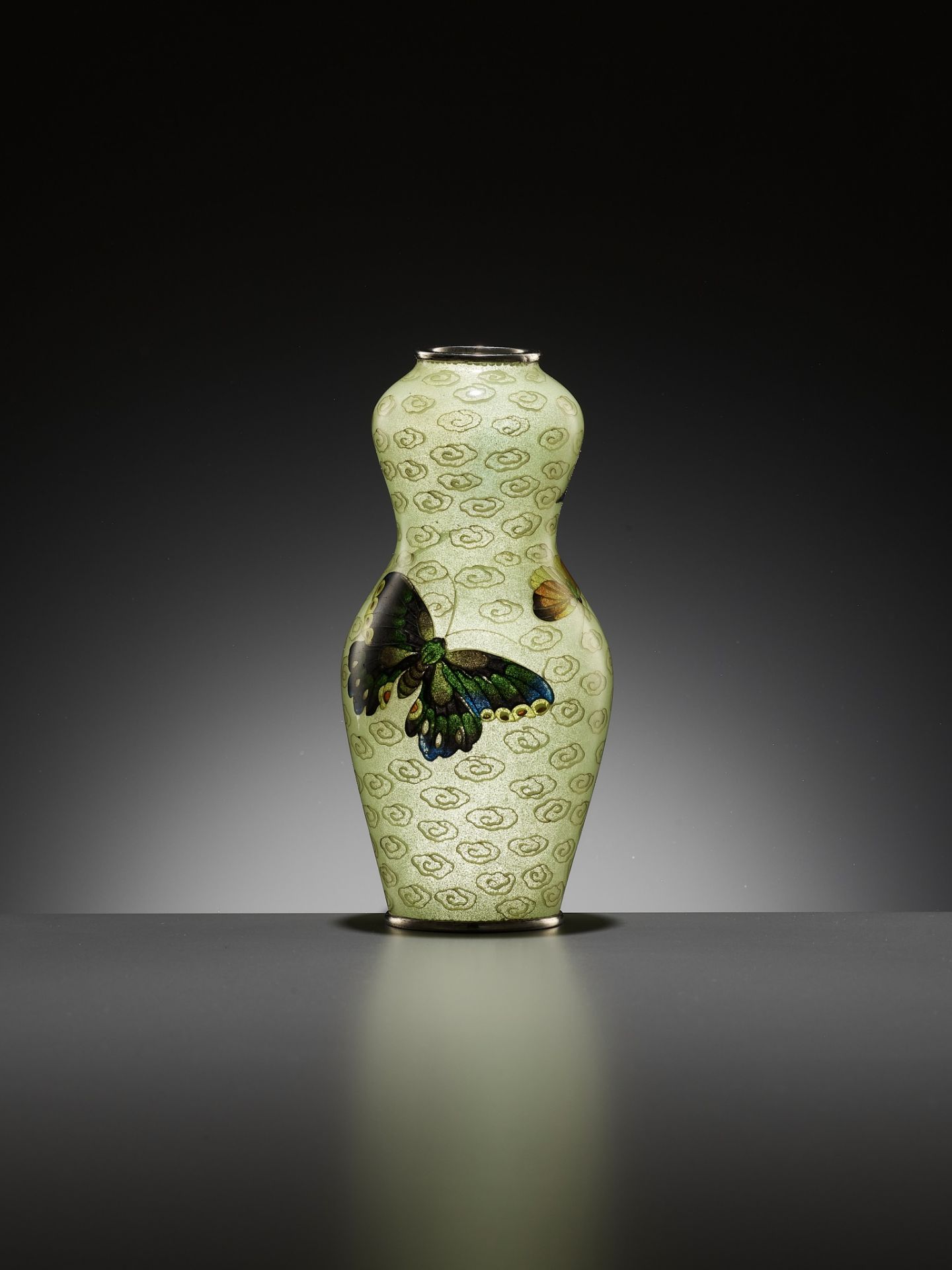 A FINE PLIQUE-Ã€-JOUR VASE WITH BUTTERFLIES - Image 4 of 18