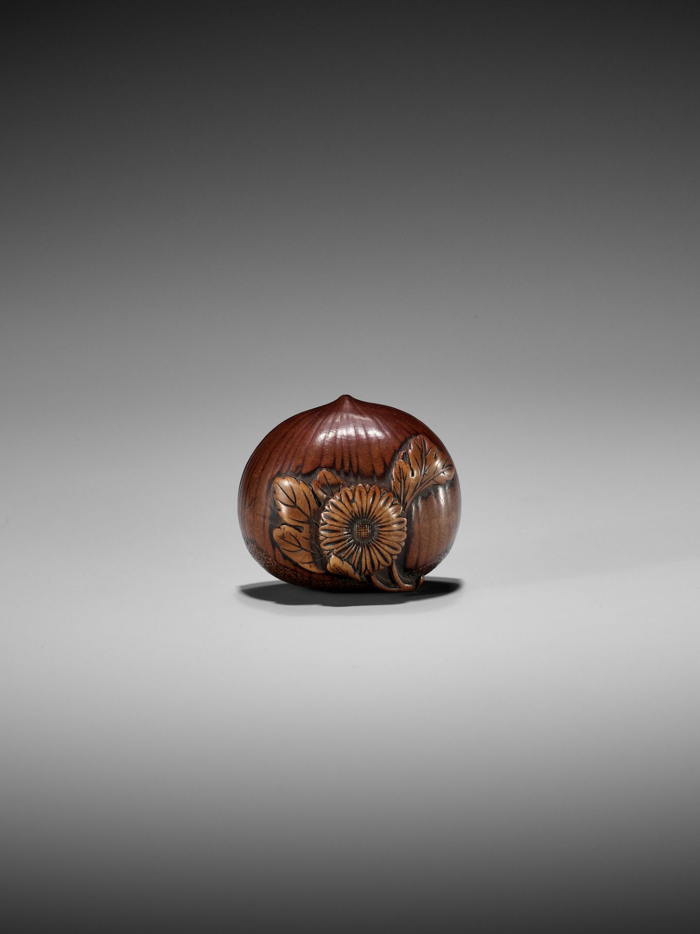 AN EARLY AUTUMNAL WOOD NETSUKE OF A CHESTNUT WITH CHRYSANTHEMUM - Image 6 of 7