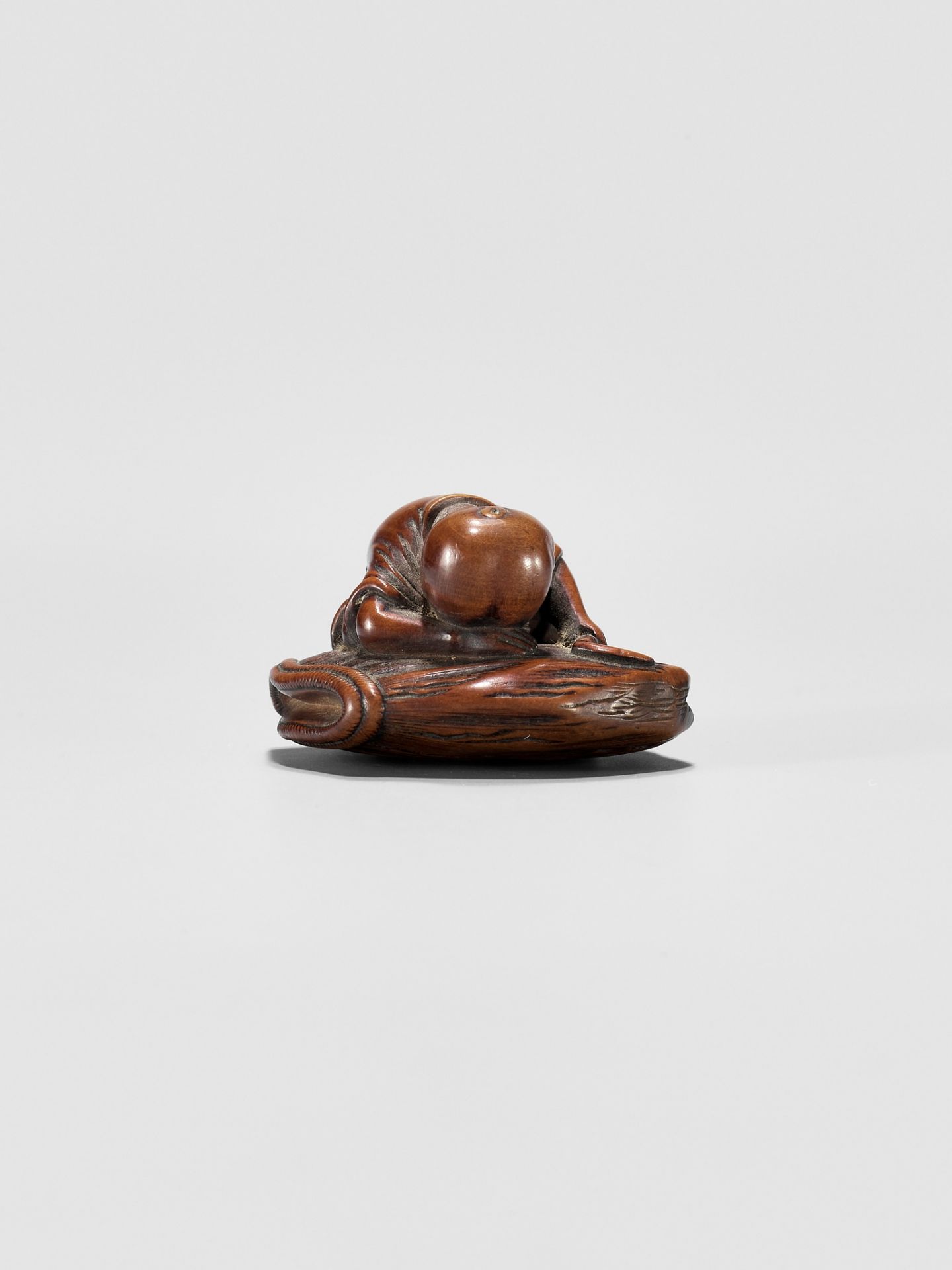 A CHARMING WOOD NETSUKE OF A SLEEPING FARMER - Image 6 of 8