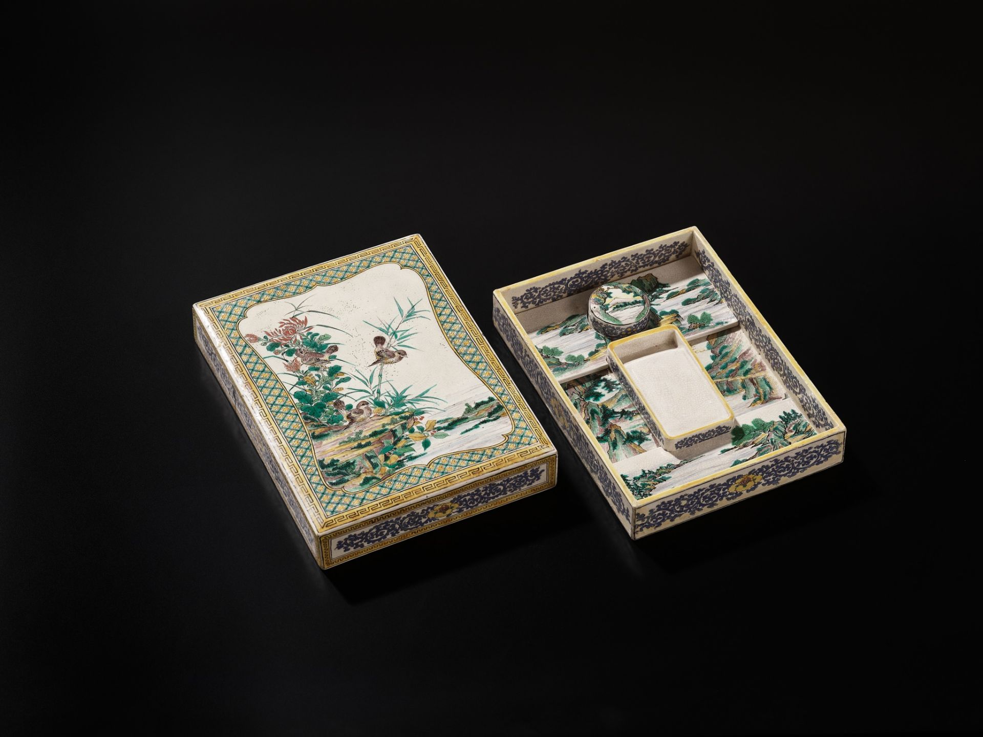 A VERY RARE KO-KUTANI STYLE PORCELAIN SUZURIBAKO (WRITING BOX) - Bild 8 aus 12