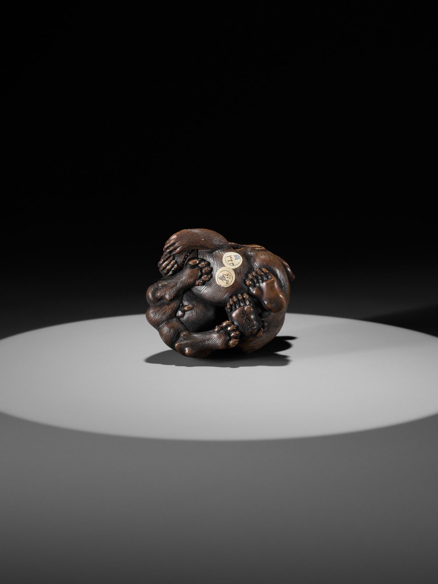 A LARGE AND FINE YAMADA SCHOOL WOOD OKIMONO NETSUKE OF A WOLF AND MONKEY - Image 4 of 14