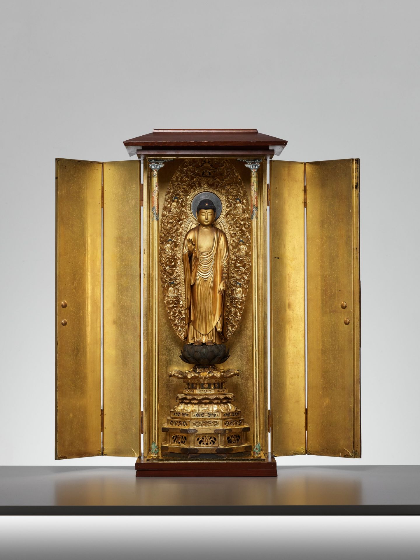 AN IMPRESSIVE LARGE LACQUERED WOOD ZUSHI CONTAINING A GILT WOOD FIGURE OF AMIDA NYORAI - Bild 6 aus 14