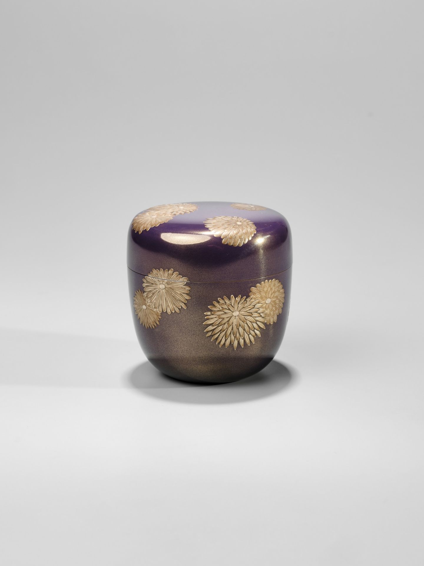 TAKESHI: A LACQUER NATSUME (TEA CADDY) WITH CHRYSANTHEMUM - Image 4 of 9