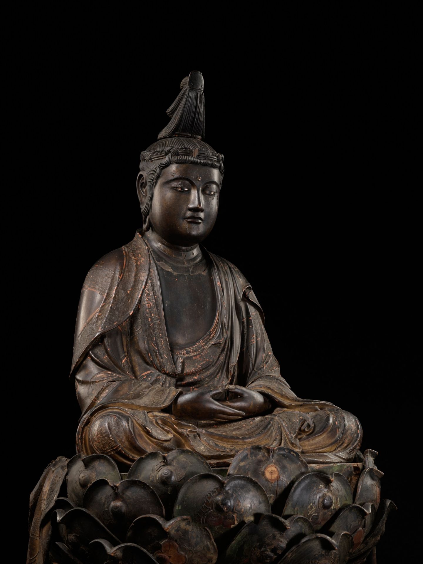 A VERY LARGE AND RARE LACQUERED WOOD FIGURE OF HOKAN SHAKA NYORAI, MUROMACHI PERIOD - Bild 13 aus 17