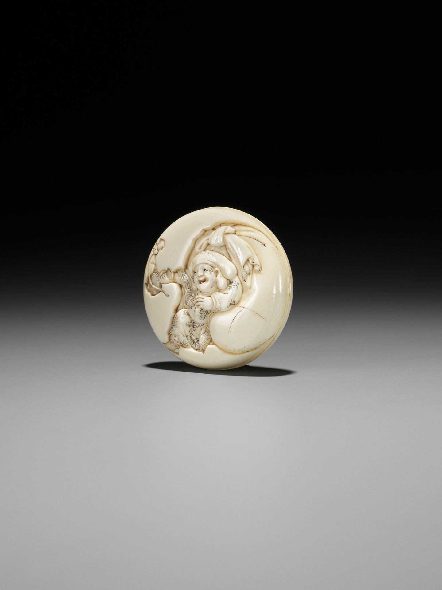 SORIN: AN IVORY MANJU NETSUKE WITH DAIKOKU AND RAT - Image 3 of 11