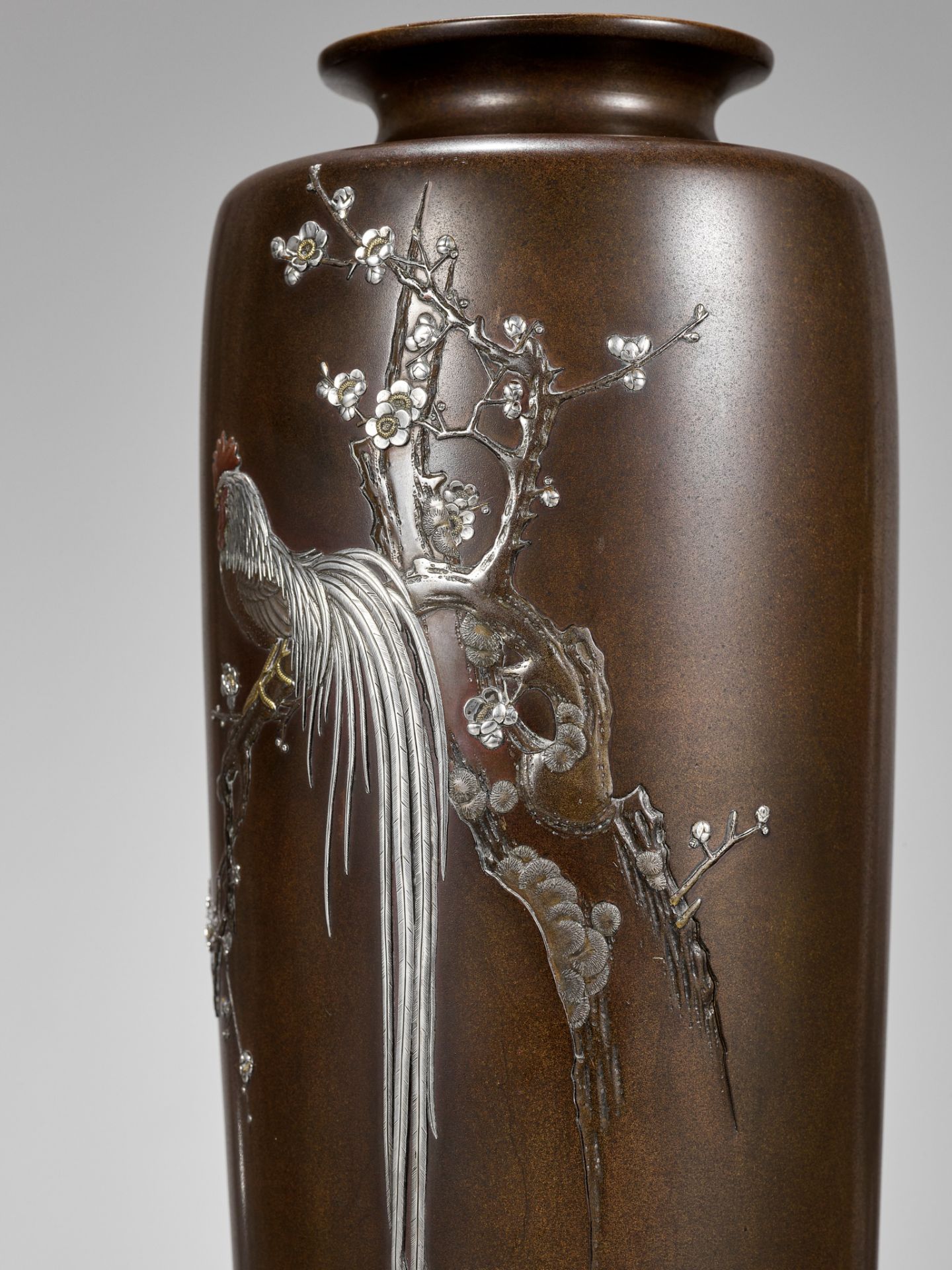 KOITSU: A FINE AND LARGE NOGAWA COMPANY INLAID BRONZE VASE WITH A ROOSTER AND CHERRY BLOSSOMS - Image 3 of 11