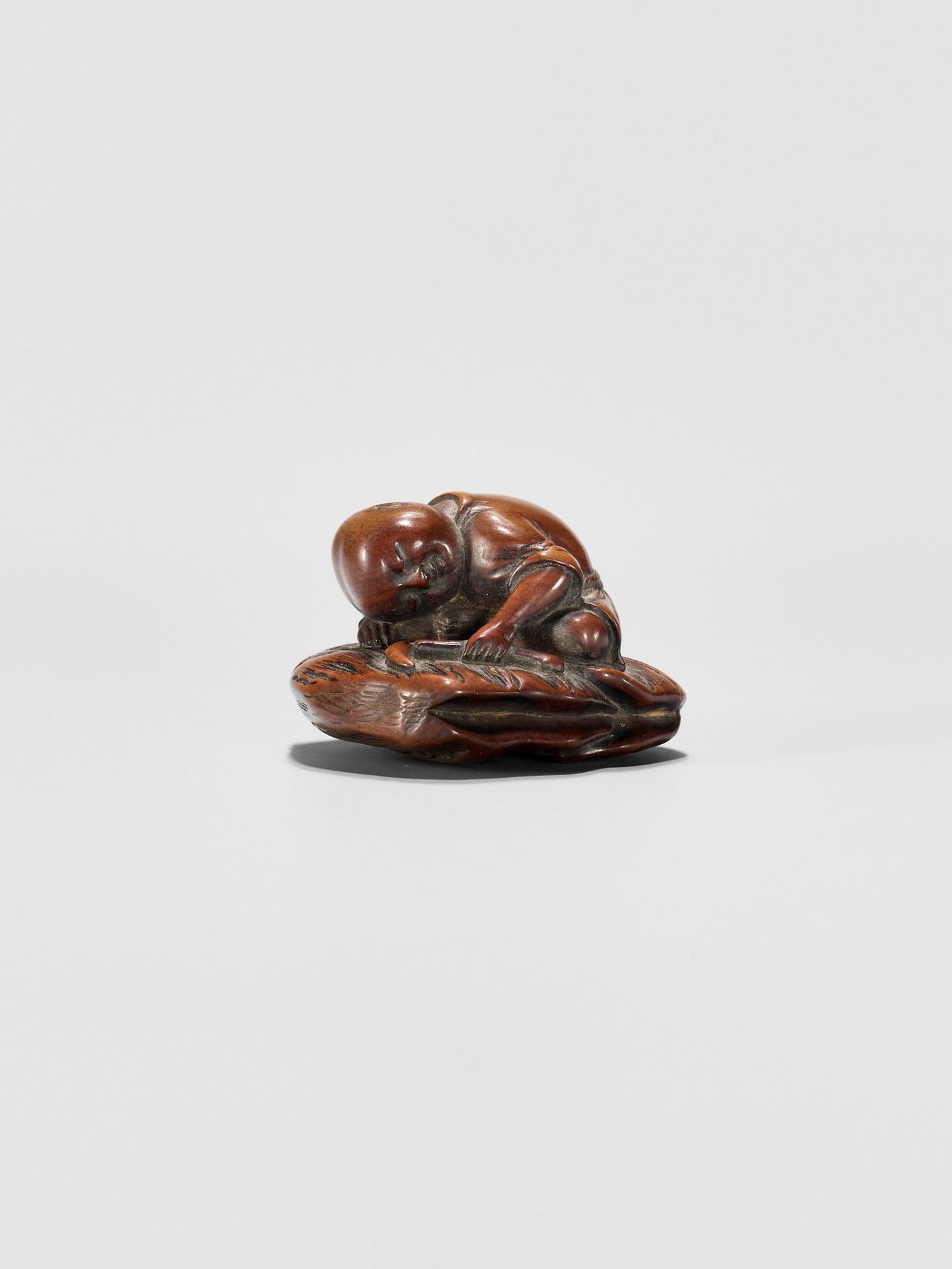 A CHARMING WOOD NETSUKE OF A SLEEPING FARMER - Image 7 of 8