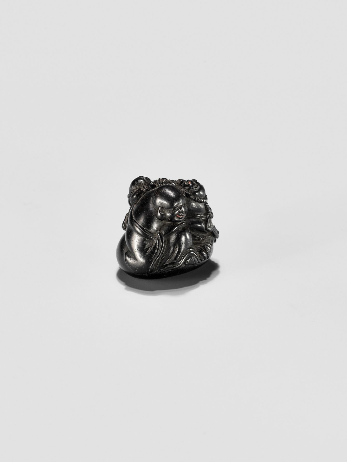 UNSHOKEN: A KUROGAKI NETSUKE DEPICTING HOTEI AND TWO BOYS - Image 8 of 11