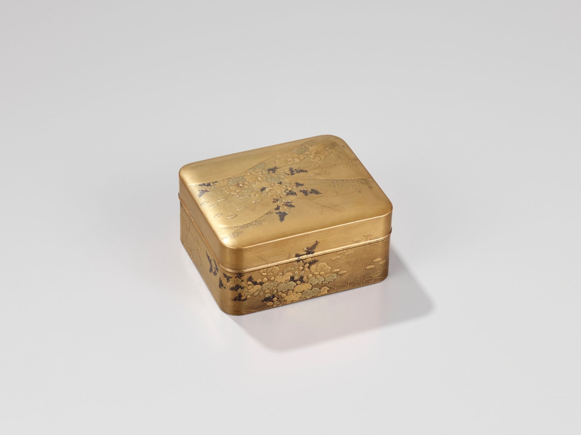 A LACQUER KOBAKO (SMALL BOX) AND COVER WITH AUTUMN FLOWERS - Image 10 of 10