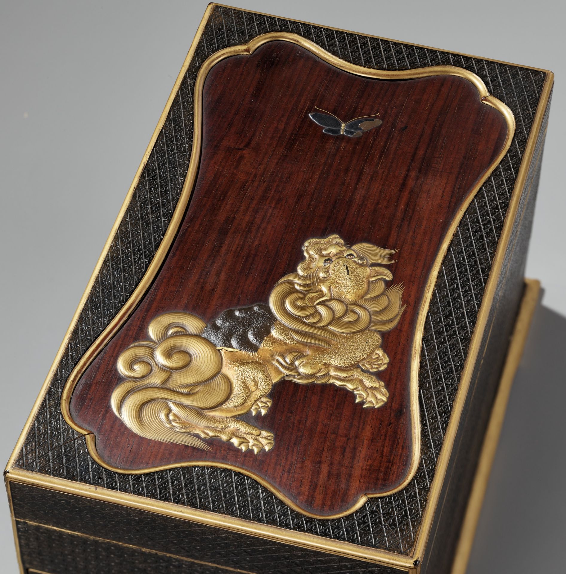 A RARE LACQUERED WOOD SUZURIBAKO (WRITING BOX) DEPICTING A SHISHI AND BUTTERFLY - Bild 4 aus 9
