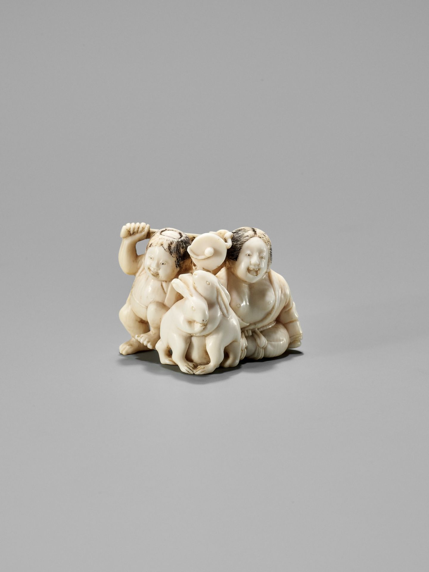 AN IVORY NETSUKE OF KINTARO AND YAMAUBA WATCHING TWO RABBITS WRESTLE - Image 8 of 10