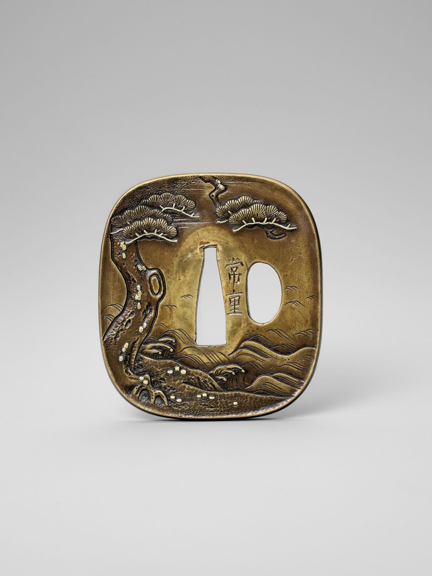 TSUNESHIGE: A FINE SENTOKU TSUBA DEPICTING ARIWARA NO NARIHIRA - Bild 2 aus 4