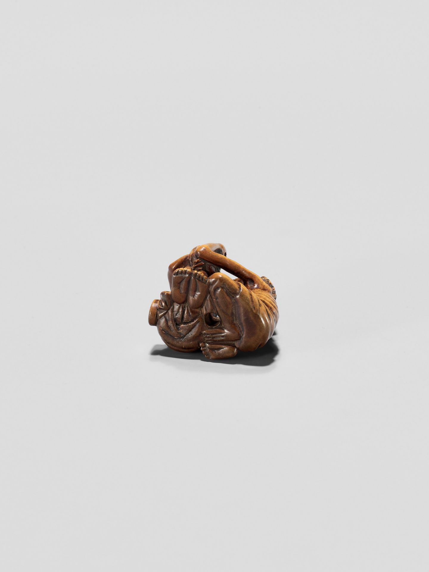 A TOMOCHIKA SCHOOL WOOD NETSUKE OF ASHINAGA AND TENAGA - Image 10 of 10