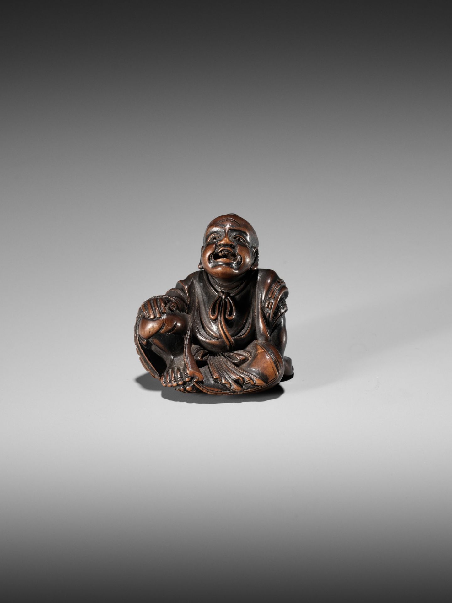 SHUMIN: A FINE WOOD NETSUKE OF A TEMPLE SERVANT - Image 4 of 10