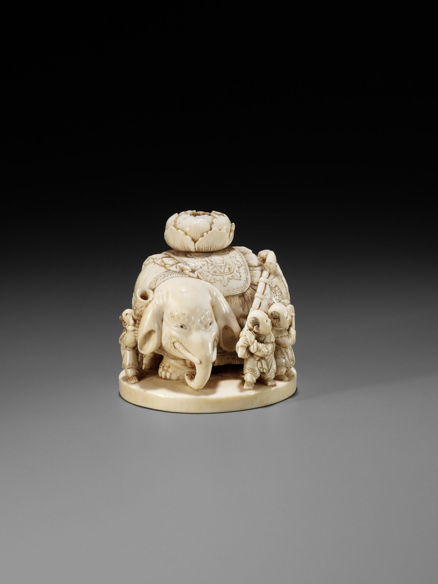 CHIKUYOSAI TOMOCHIKA: A LARGE IVORY OKIMONO NETSUKE OF AN ELEPHANT WITH A GROUP OF KARAKO - Image 3 of 14