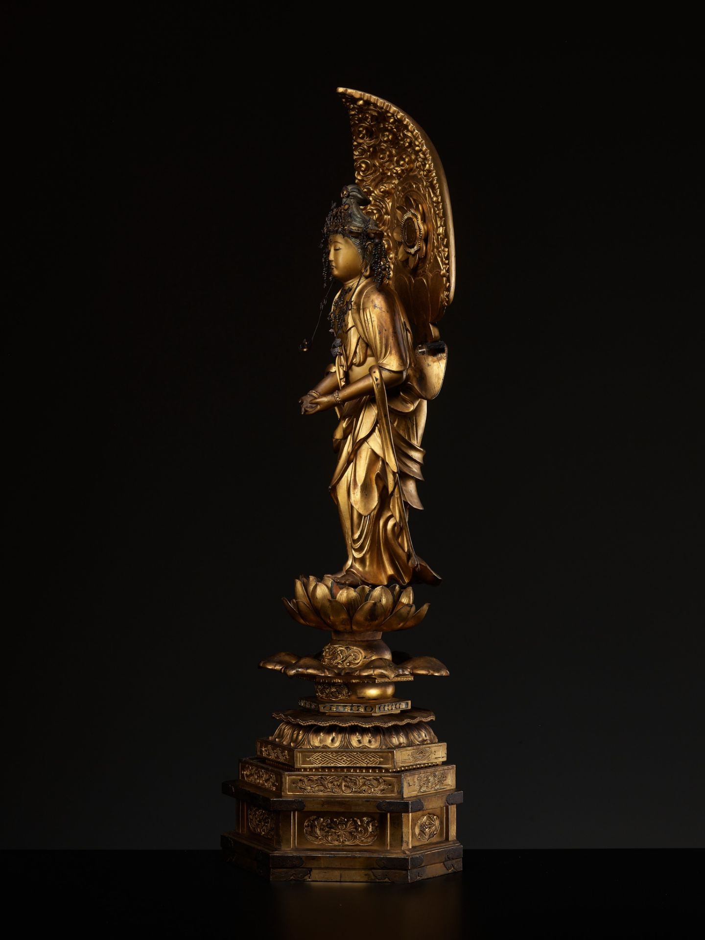 A GILT WOOD FIGURE OF KANNON BOSATSU - Image 10 of 13