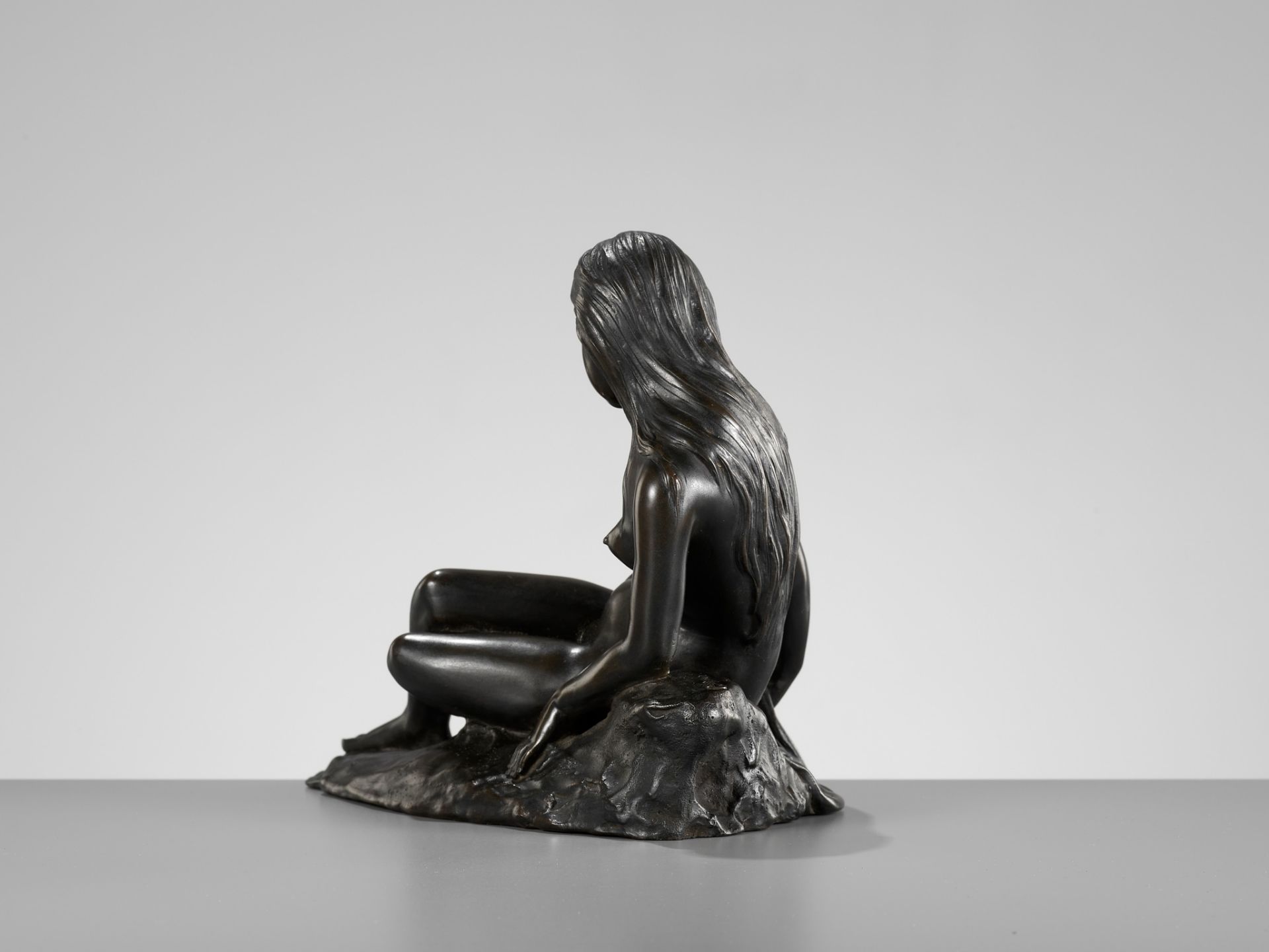 ATSUYOSHI FOR THE MARUKI COMPANY: A MASTERFUL BRONZE 'PORTRAIT' OKIMONO OF A BATHING NUDE - Image 10 of 13