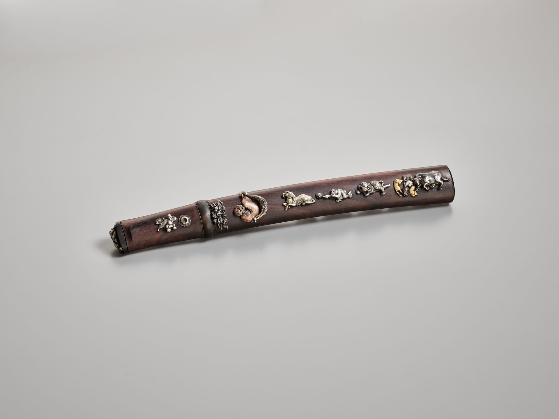 A TANTO IN FINE WOOD SAYA WITH MIXED METAL INLAID ZODIAC ANIMALS (JUNISHI) - Image 8 of 8