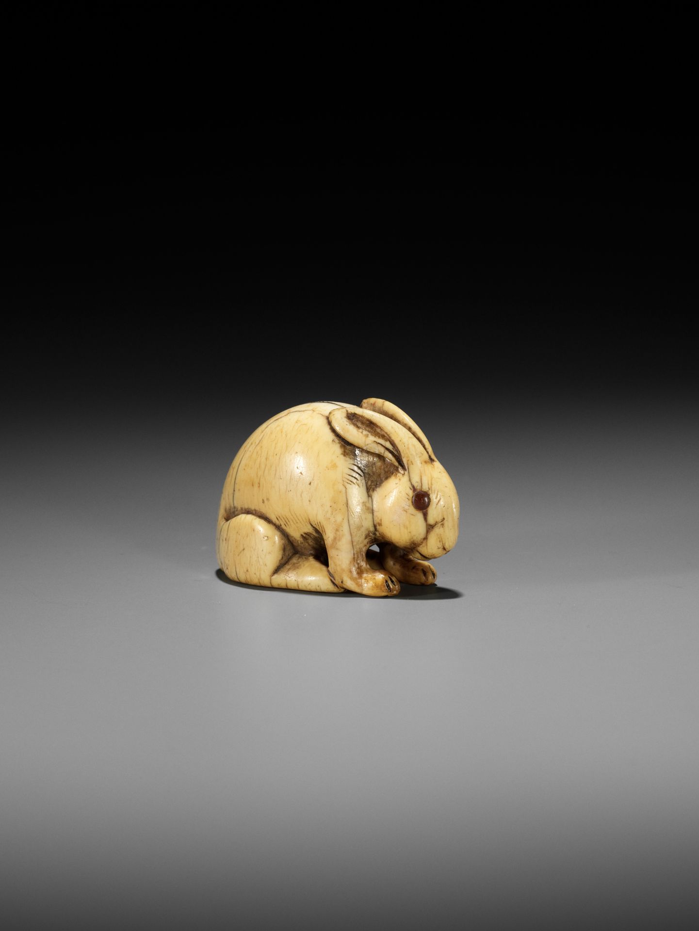 A LARGE KYOTO SCHOOL IVORY NETSUKE OF A RABBIT - Image 2 of 10