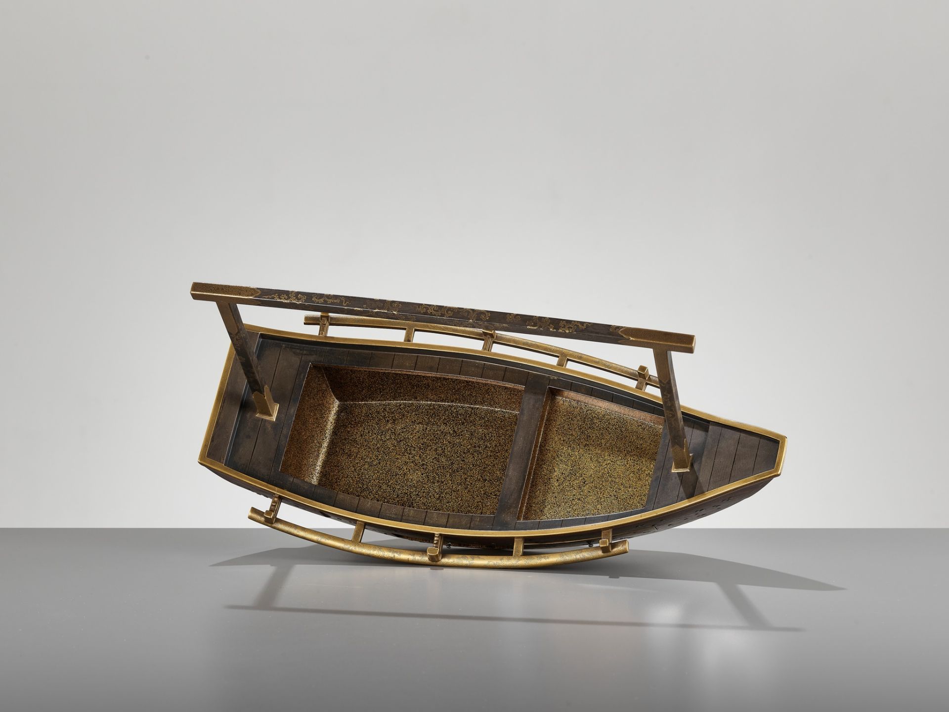 A RARE LACQUER SMOKING SET (TABAKO BON) IN THE FORM OF A BOAT - Image 18 of 18