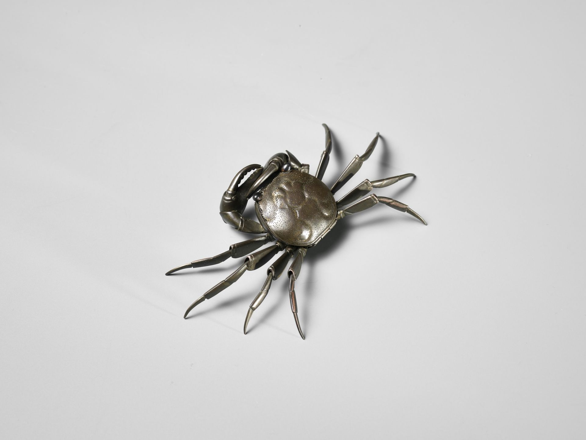 MYOCHIN MUNEYOSHI: A RARE SHIBUICHI ARTICULATED JIZAI HAKO (BOX) OKIMONO OF A CRAB - Image 7 of 11