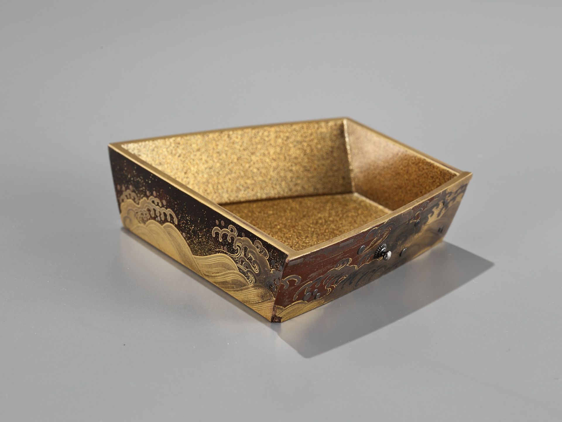 A RARE LACQUER SMOKING SET (TABAKO BON) IN THE FORM OF A BOAT - Image 15 of 18