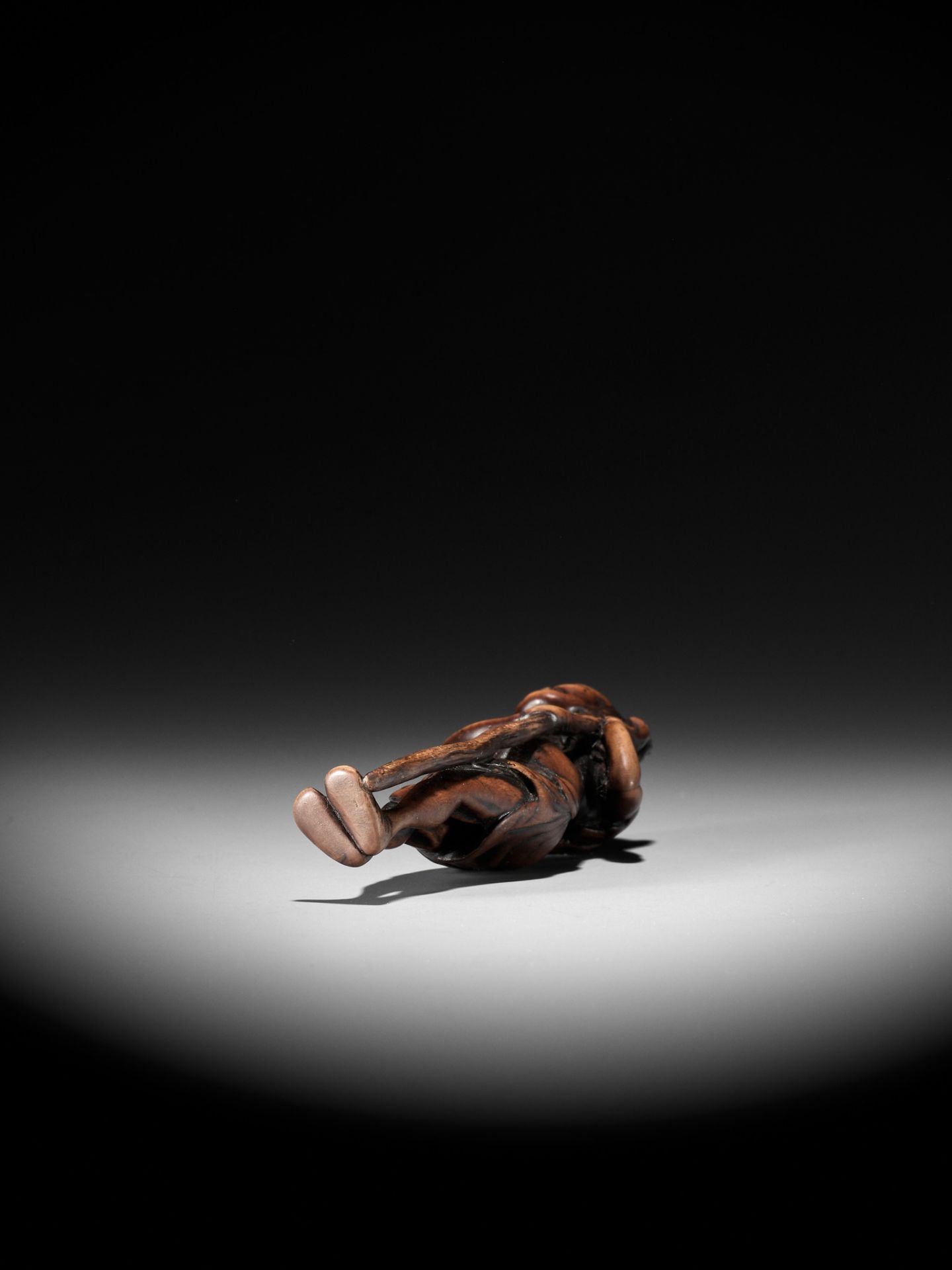 A GOOD TALL WOOD NETSUKE OF TEKKAI SENNIN - Image 8 of 8